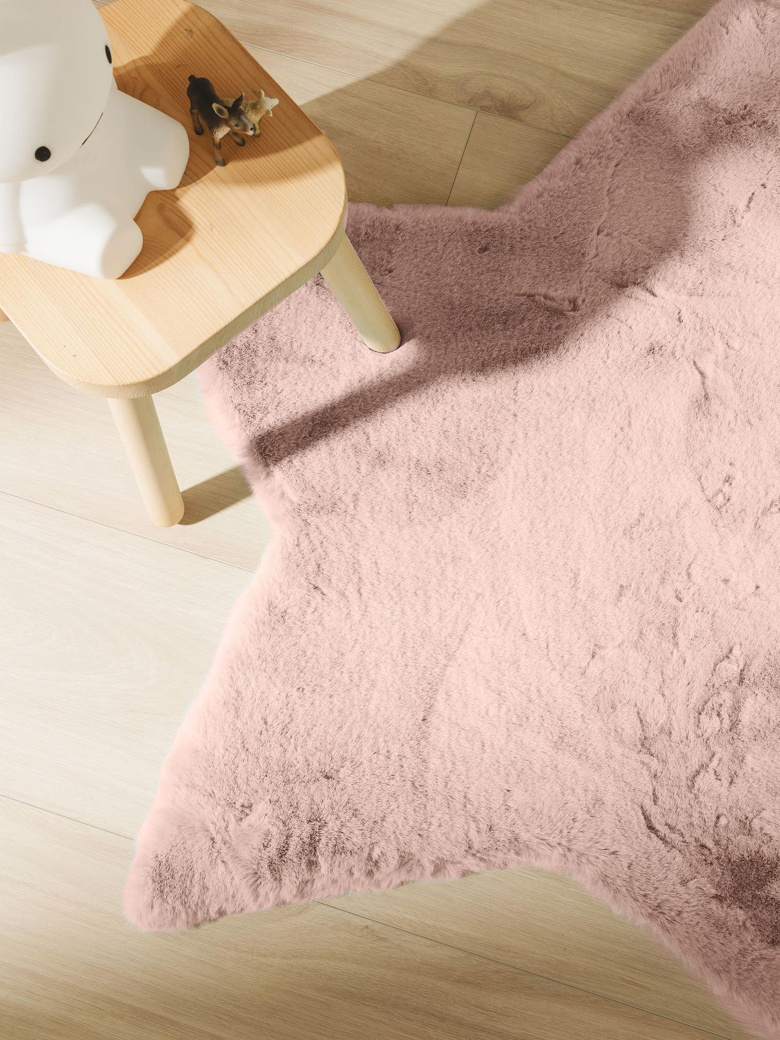 Matta av 100% Polyester i Rosa med 21 - 30 mm hög lugg från Lytte
