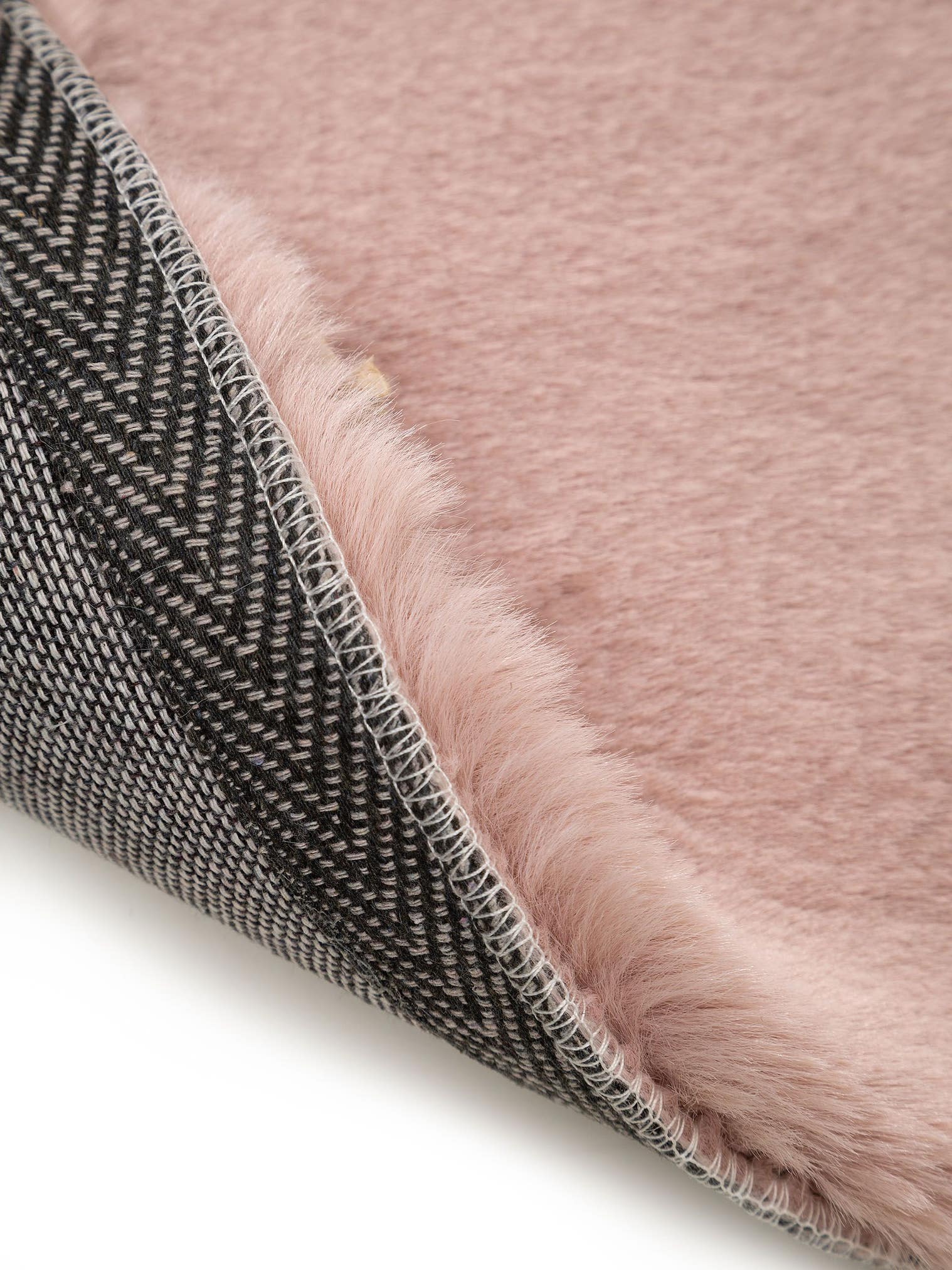 Matta av 100% Polyester i Rosa med 21 - 30 mm hög lugg från Lytte