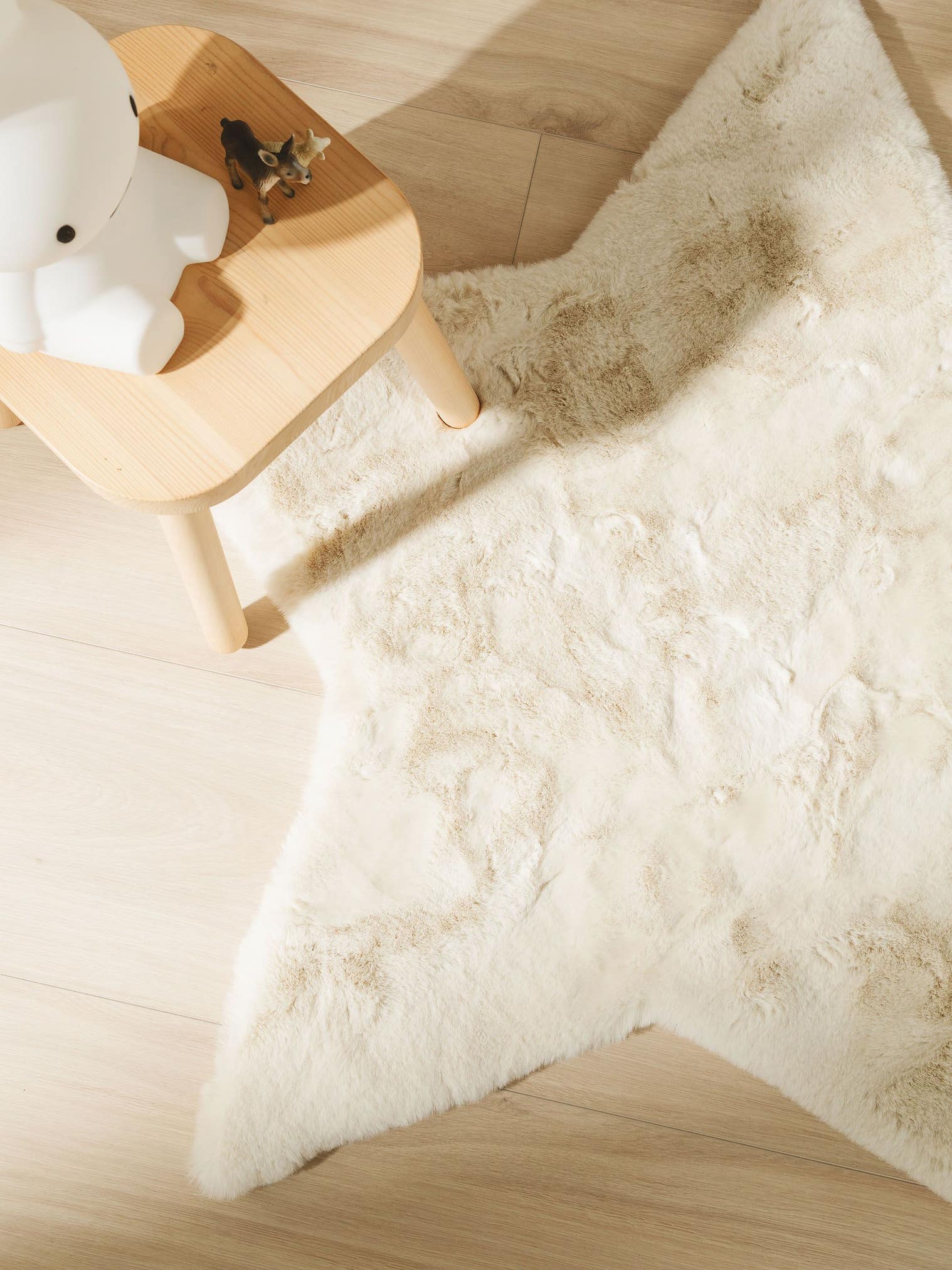 Teppich aus 100% Polyester in Beige mit 21 bis 30 mm hohem Flor von Lytte