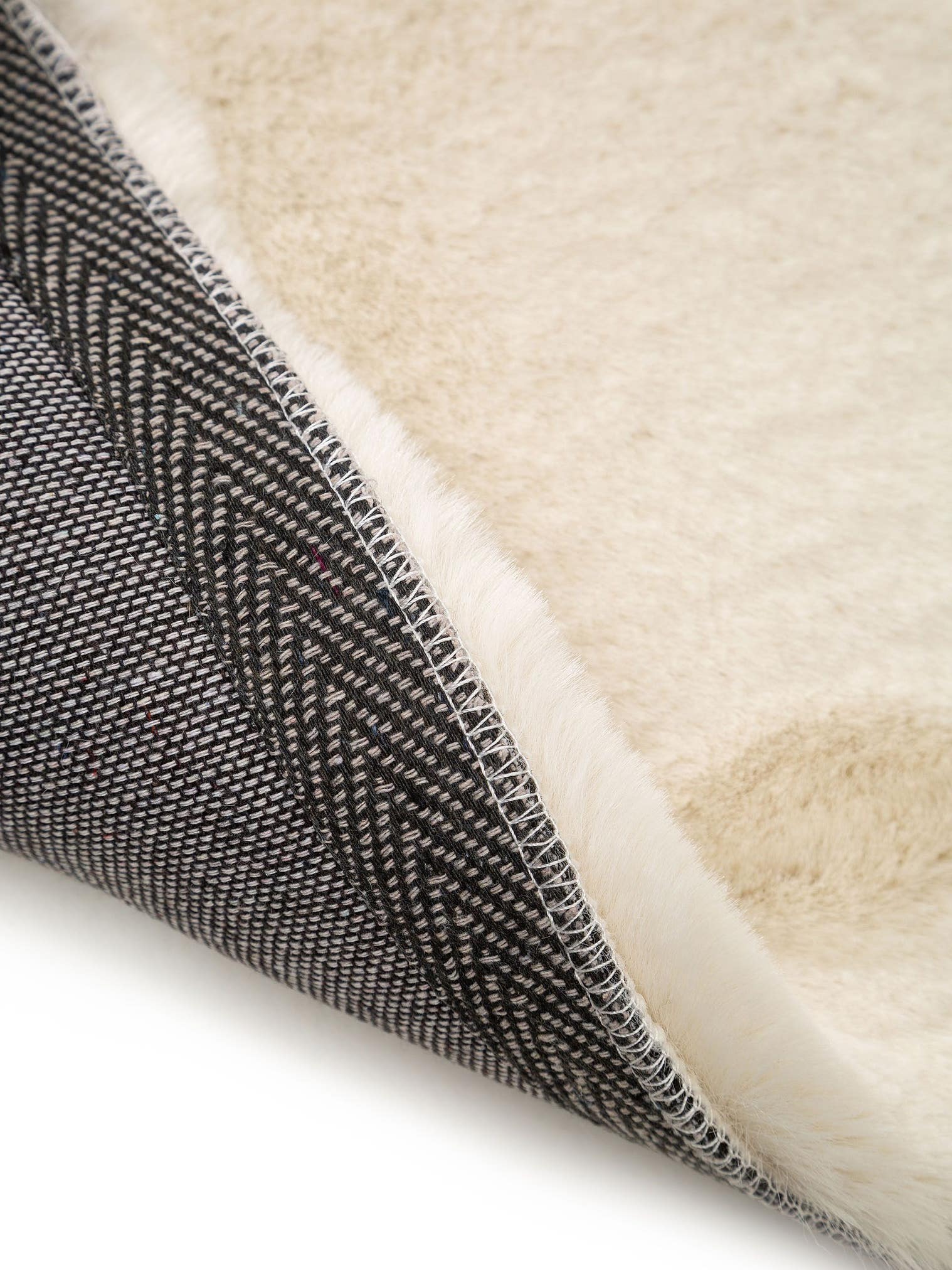 Teppich aus 100% Polyester in Beige mit 21 bis 30 mm hohem Flor von Lytte