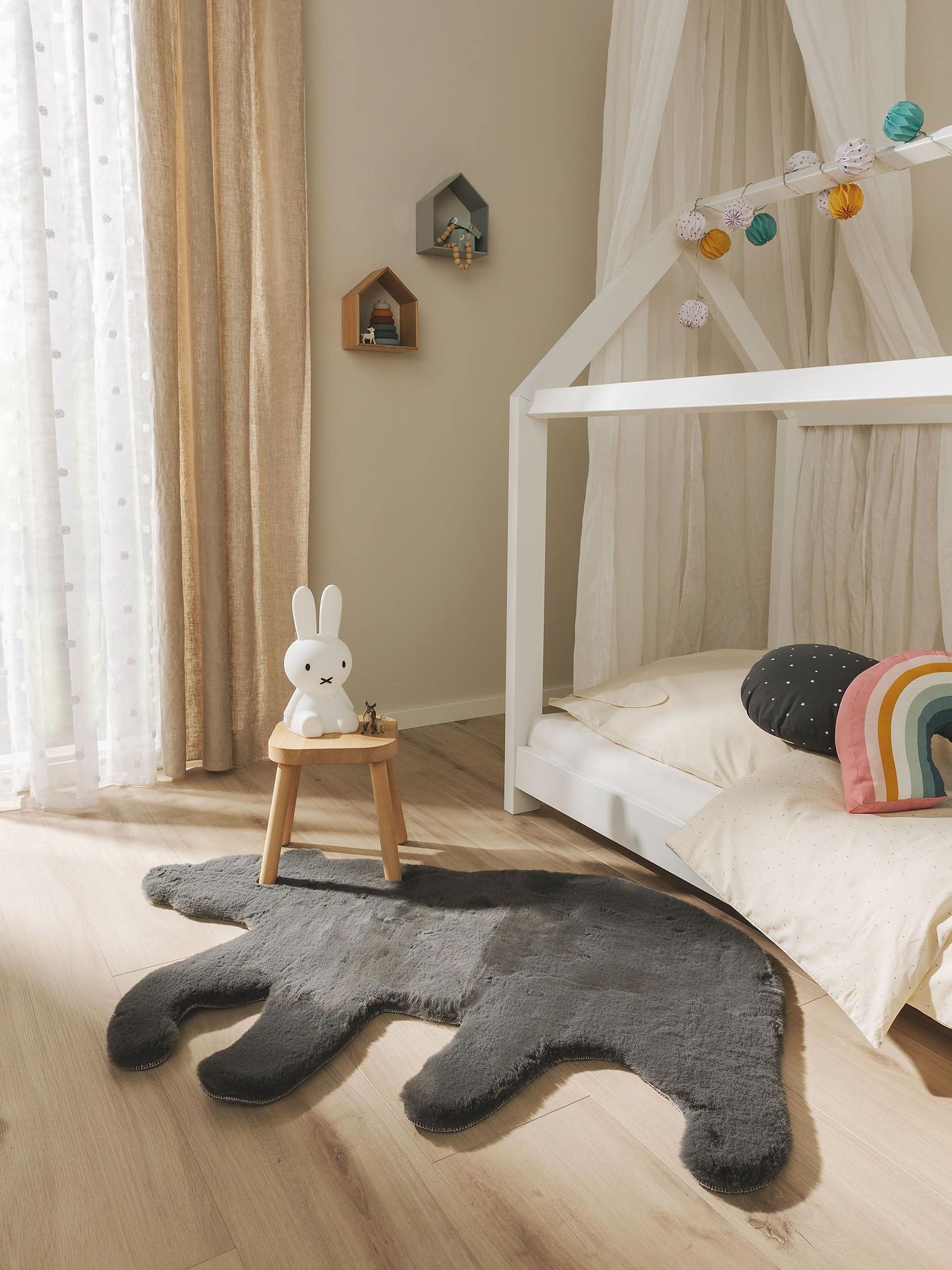Teppich aus 100% Polyester in Grau mit 21 bis 30 mm hohem Flor von Lytte