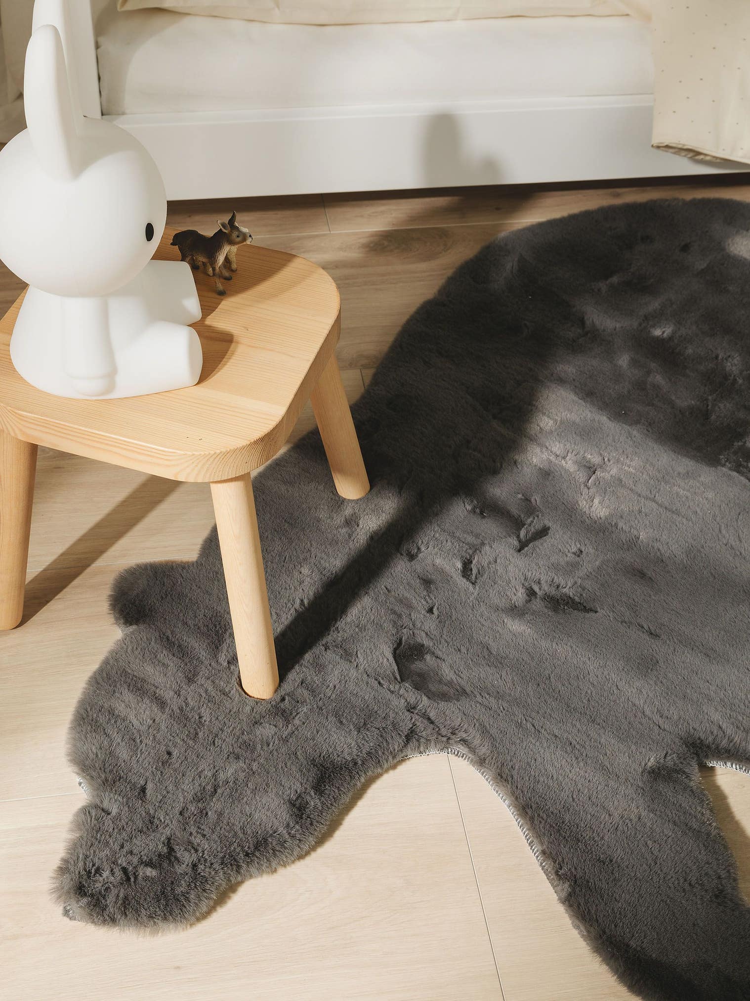 Teppich aus 100% Polyester in Grau mit 21 bis 30 mm hohem Flor von Lytte