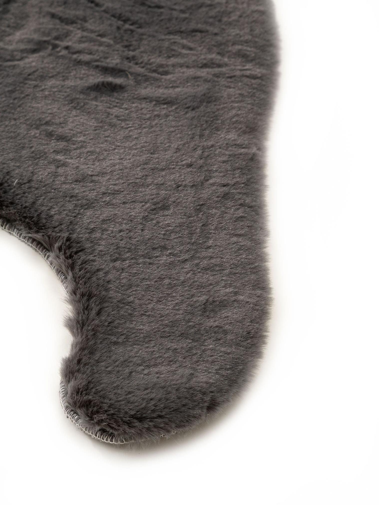 Teppich aus 100% Polyester in Grau mit 21 bis 30 mm hohem Flor von Lytte