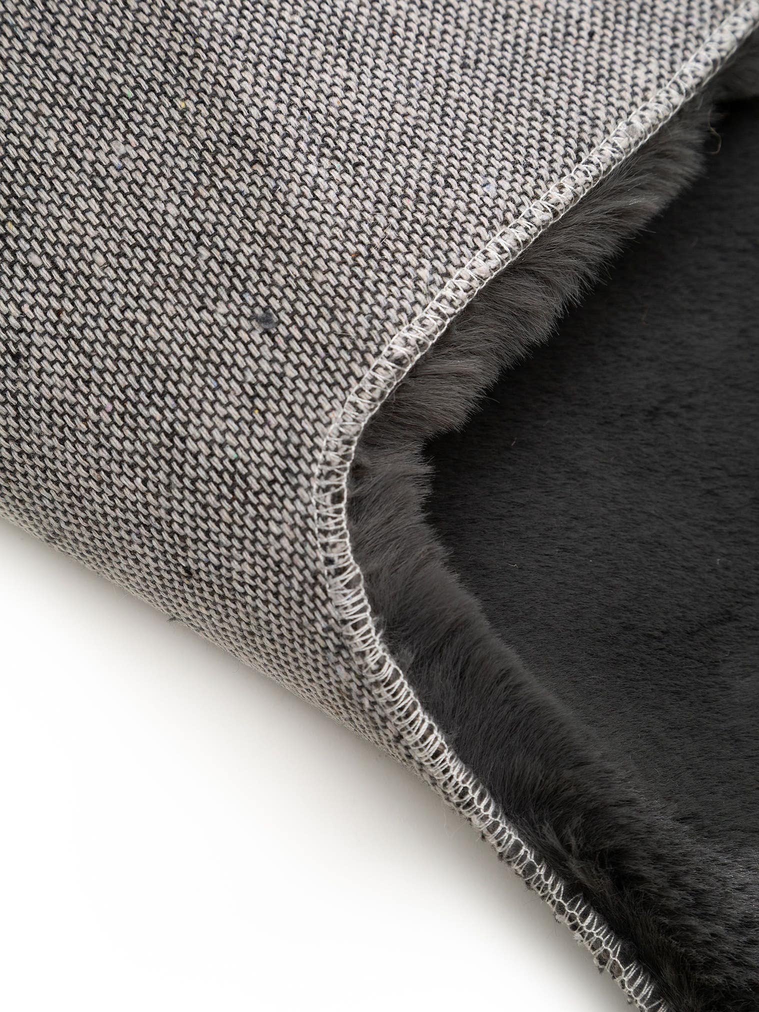 Teppich aus 100% Polyester in Grau mit 21 bis 30 mm hohem Flor von Lytte