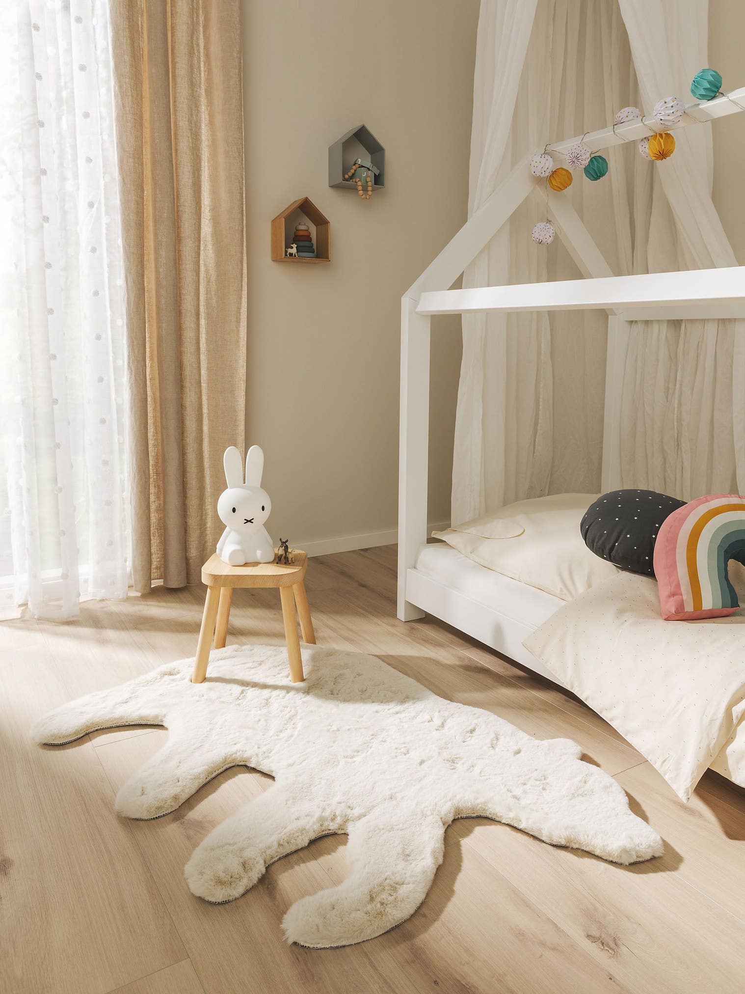Matta av 100% Polyester i Beige med 21 - 30 mm hög lugg från Lytte