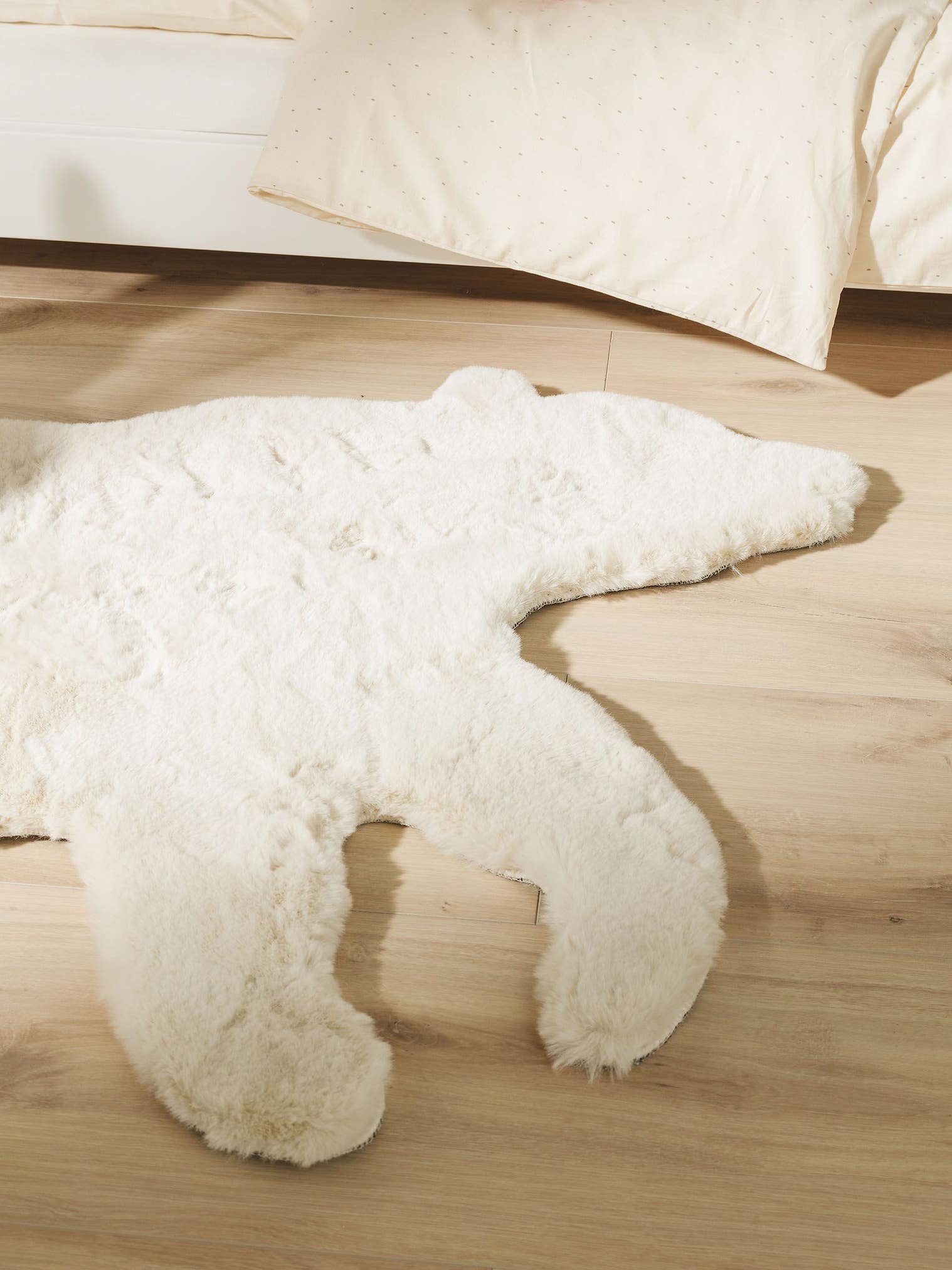 Matta av 100% Polyester i Beige med 21 - 30 mm hög lugg från Lytte