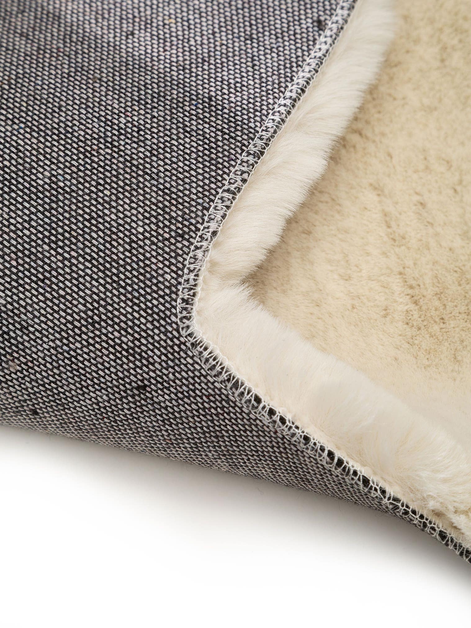 Matta av 100% Polyester i Beige med 21 - 30 mm hög lugg från Lytte