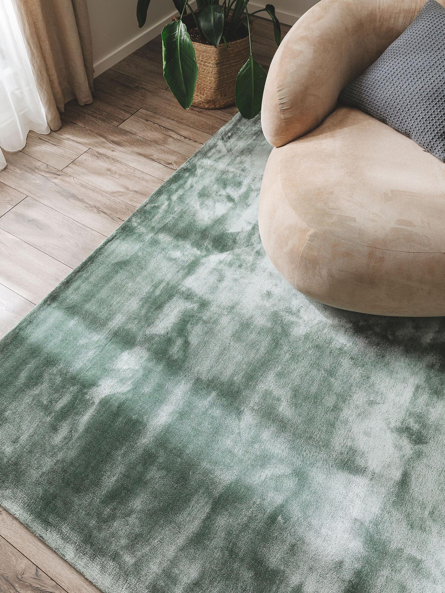 Rug made of 100% Viscose in Green with a 6 - 10 mm high pile by benuta Pure