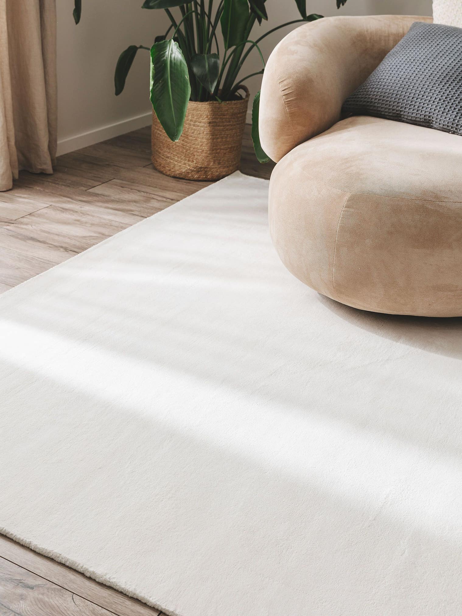 Tapijt van 100% Viscose in Grijs met een 6 - 10 mm hoge pool van benuta Pure