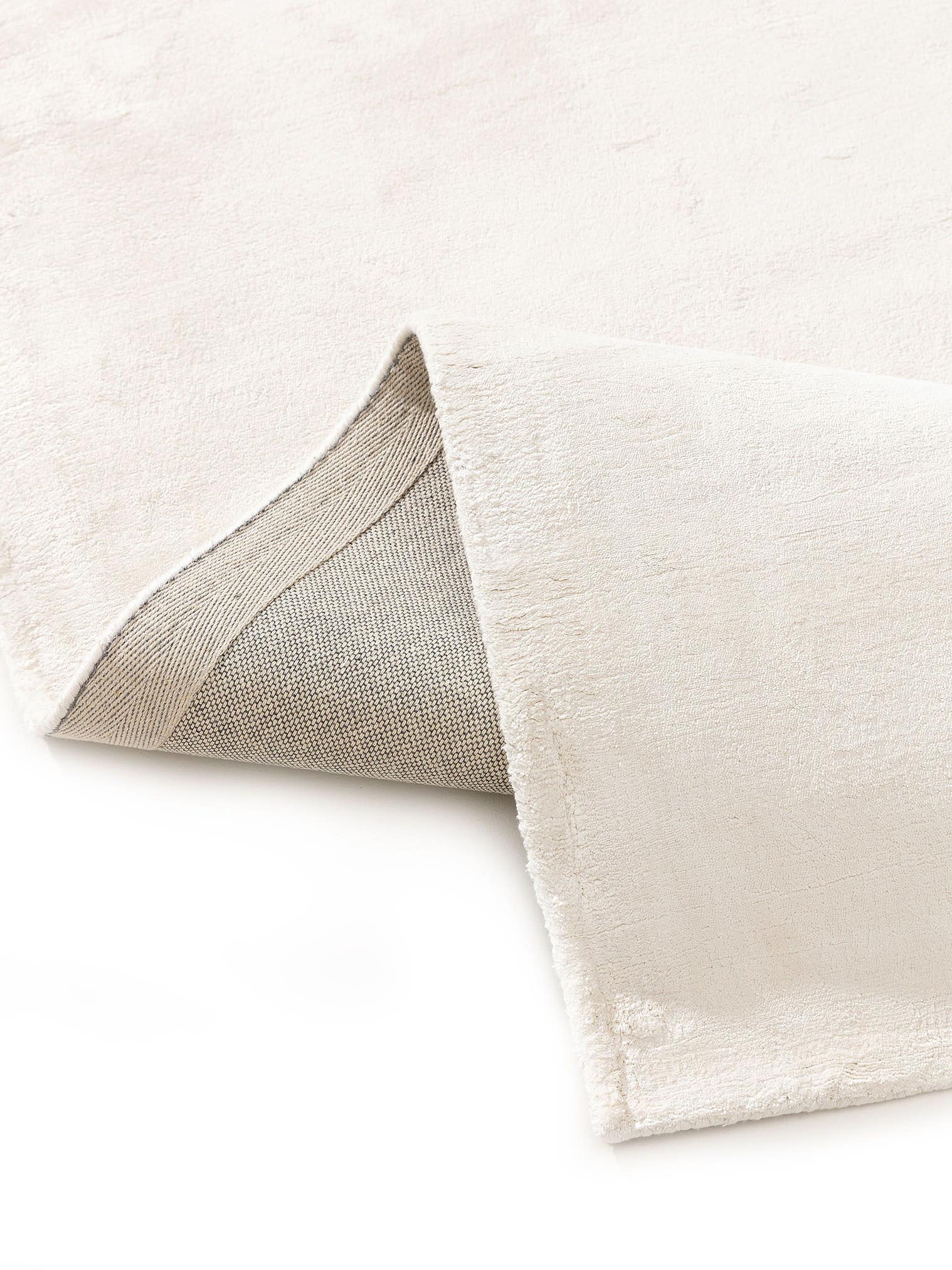 Tapijt van 100% Viscose in Grijs met een 6 - 10 mm hoge pool van benuta Pure