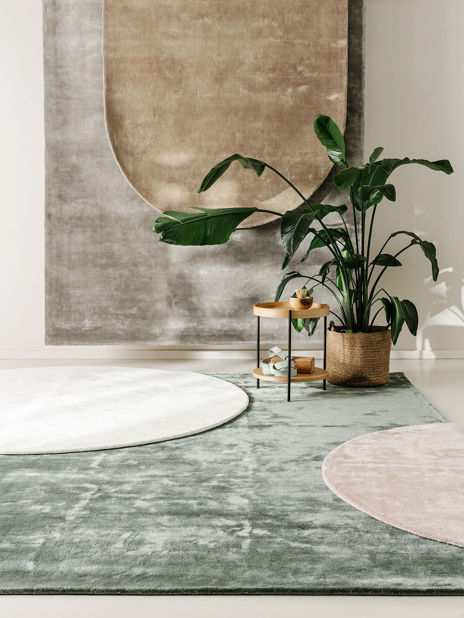 Tapijt van 100% Viscose in Grijs met een 6 - 10 mm hoge pool van benuta Pure