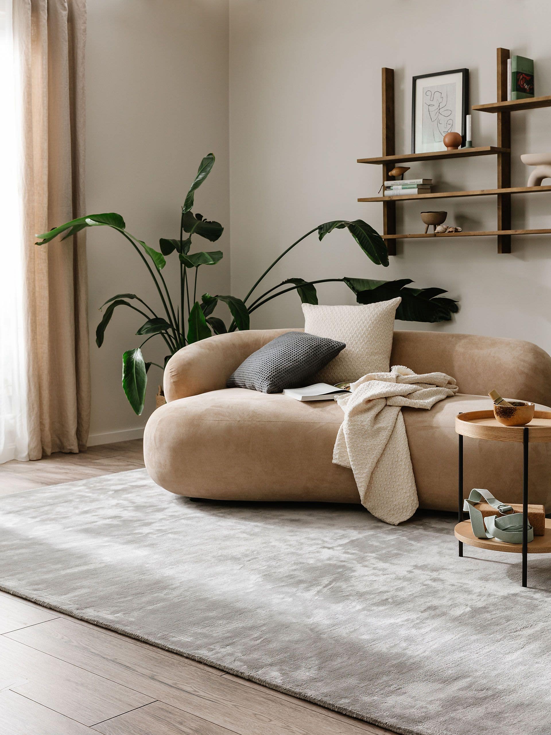 Tapijt van 100% Viscose in Grijs met een 6 - 10 mm hoge pool van benuta Pure