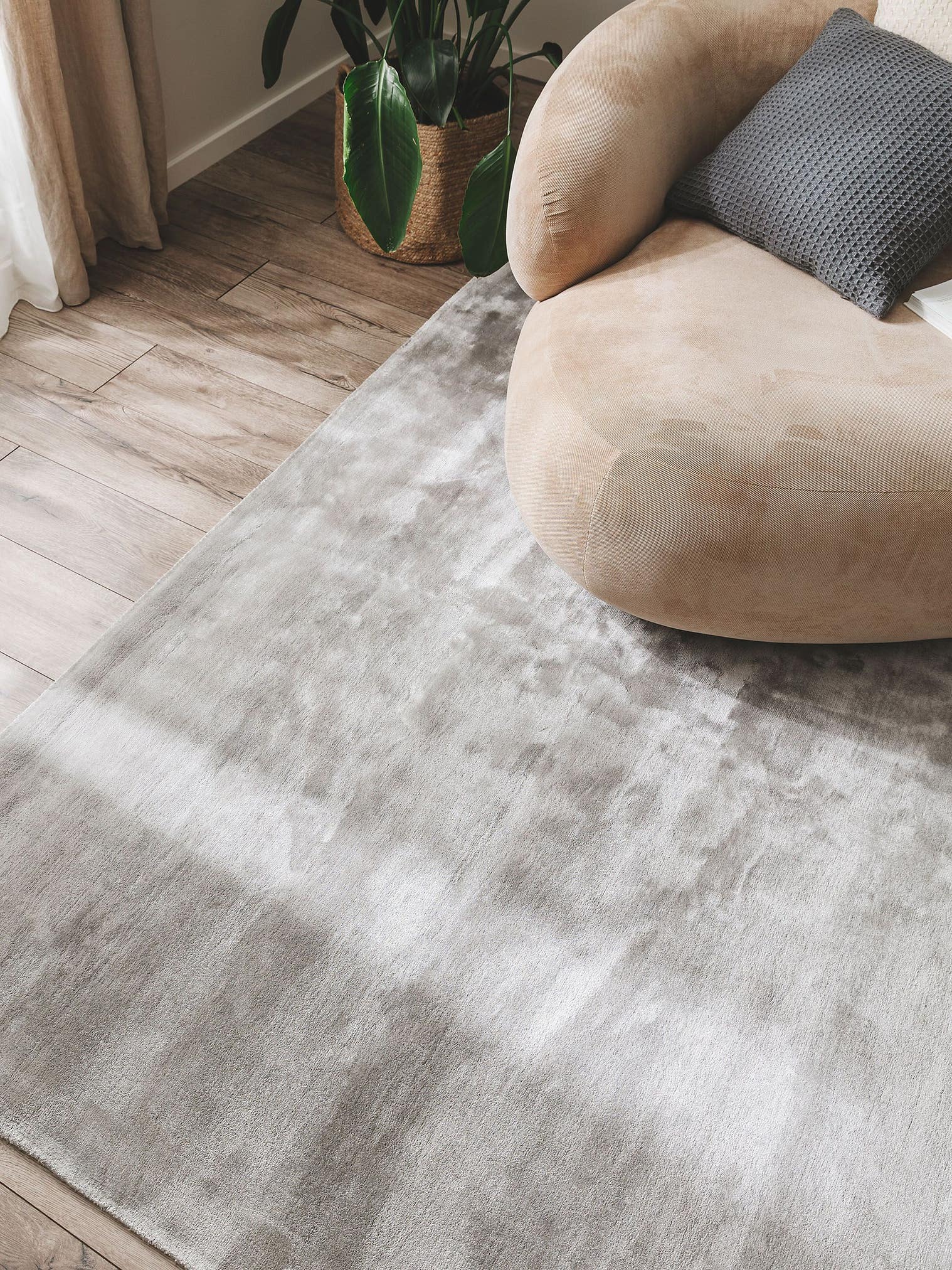 Teppich aus 100% Viskose in Grau mit 6 bis 10 mm hohem Flor von benuta Pure