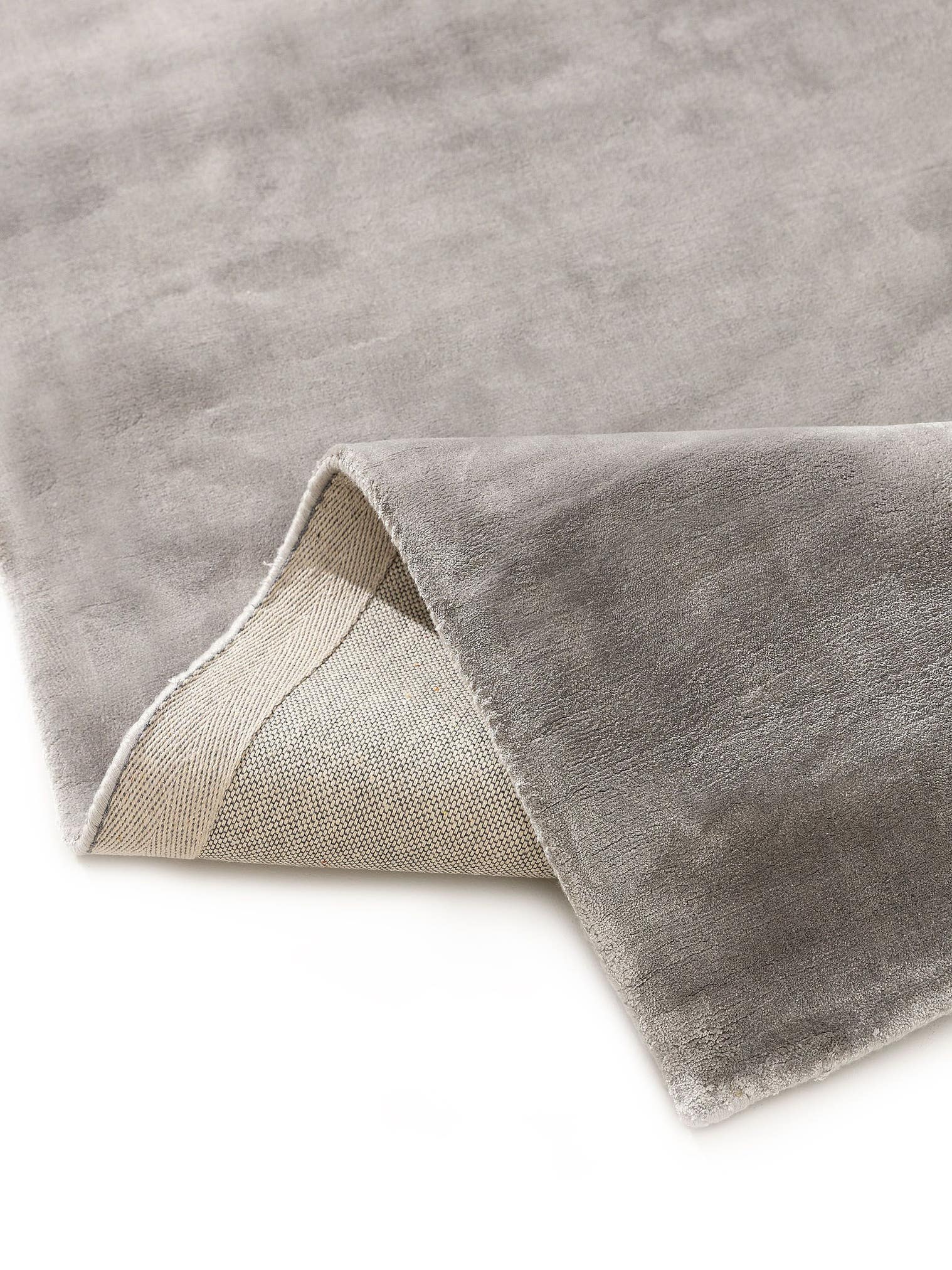 Teppich aus 100% Viskose in Grau mit 6 bis 10 mm hohem Flor von benuta Pure