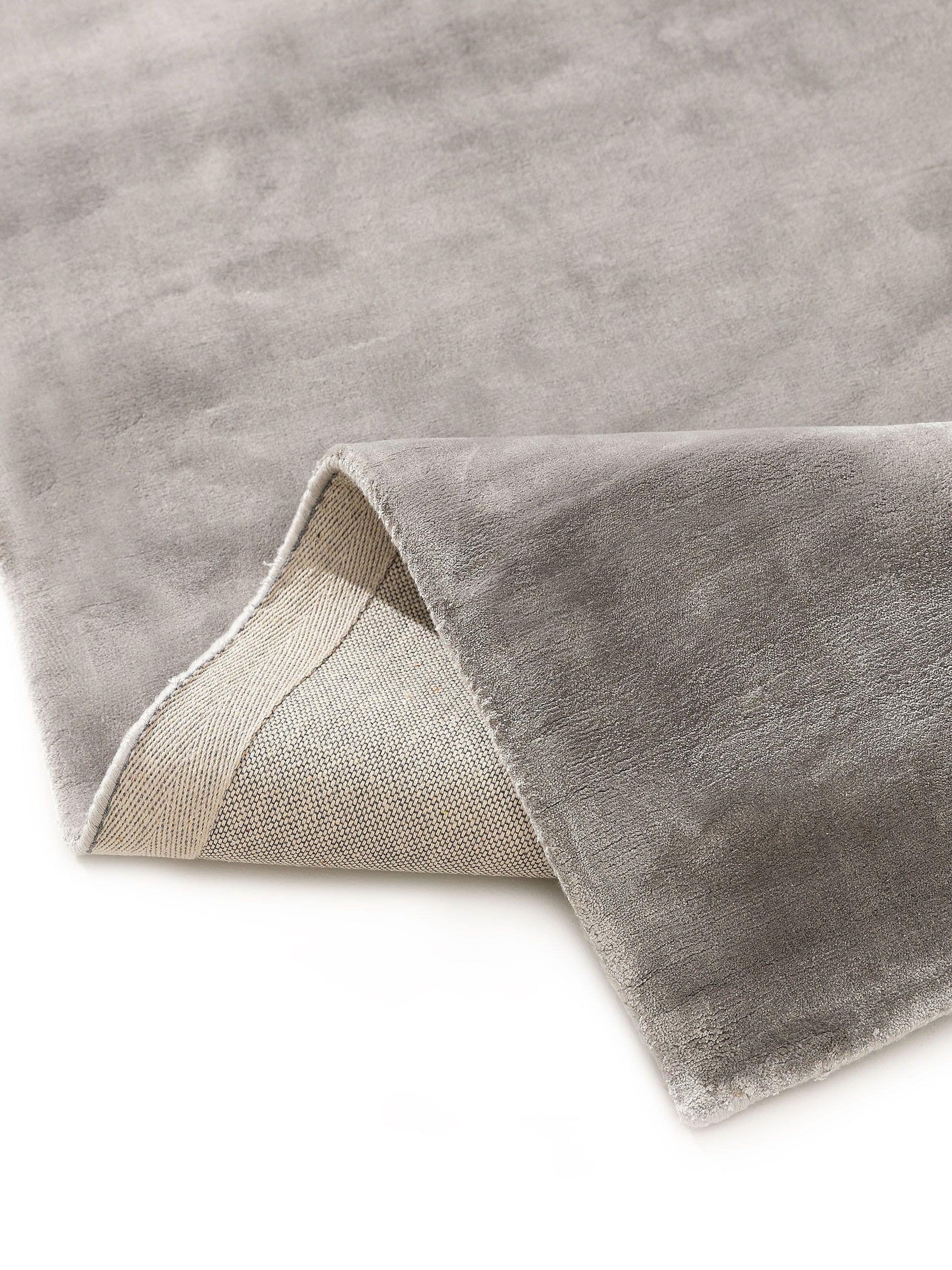 Tapijt van 100% Viscose in Grijs met een 6 - 10 mm hoge pool van benuta Pure