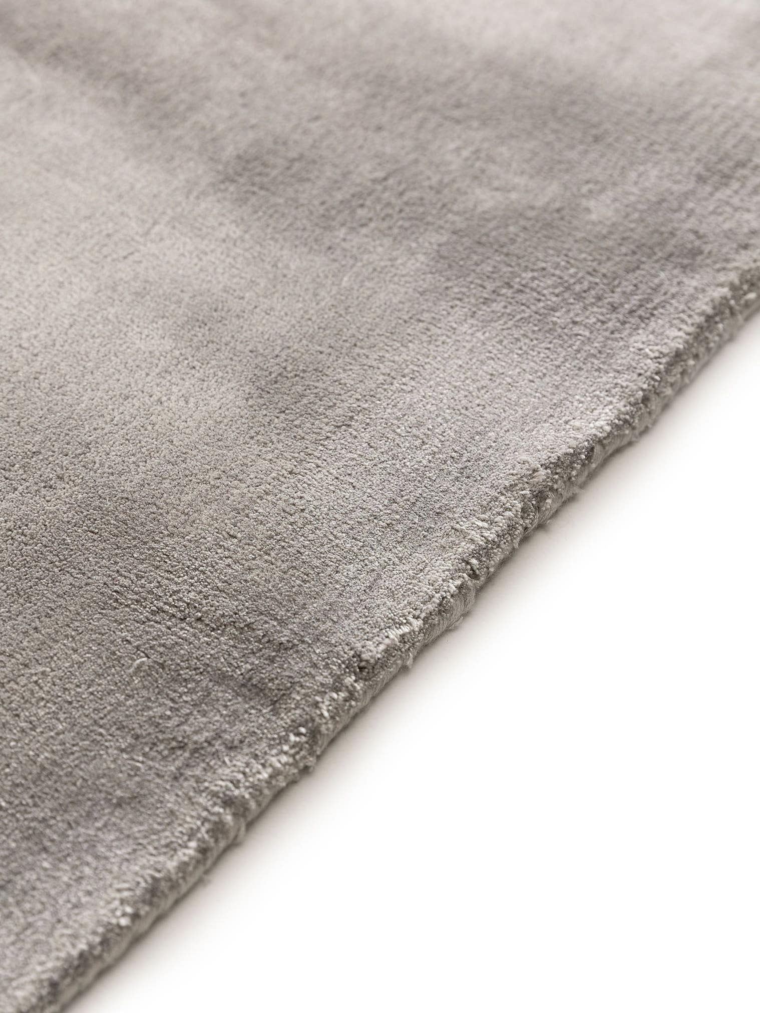 Teppich aus 100% Viskose in Grau mit 6 bis 10 mm hohem Flor von benuta Pure