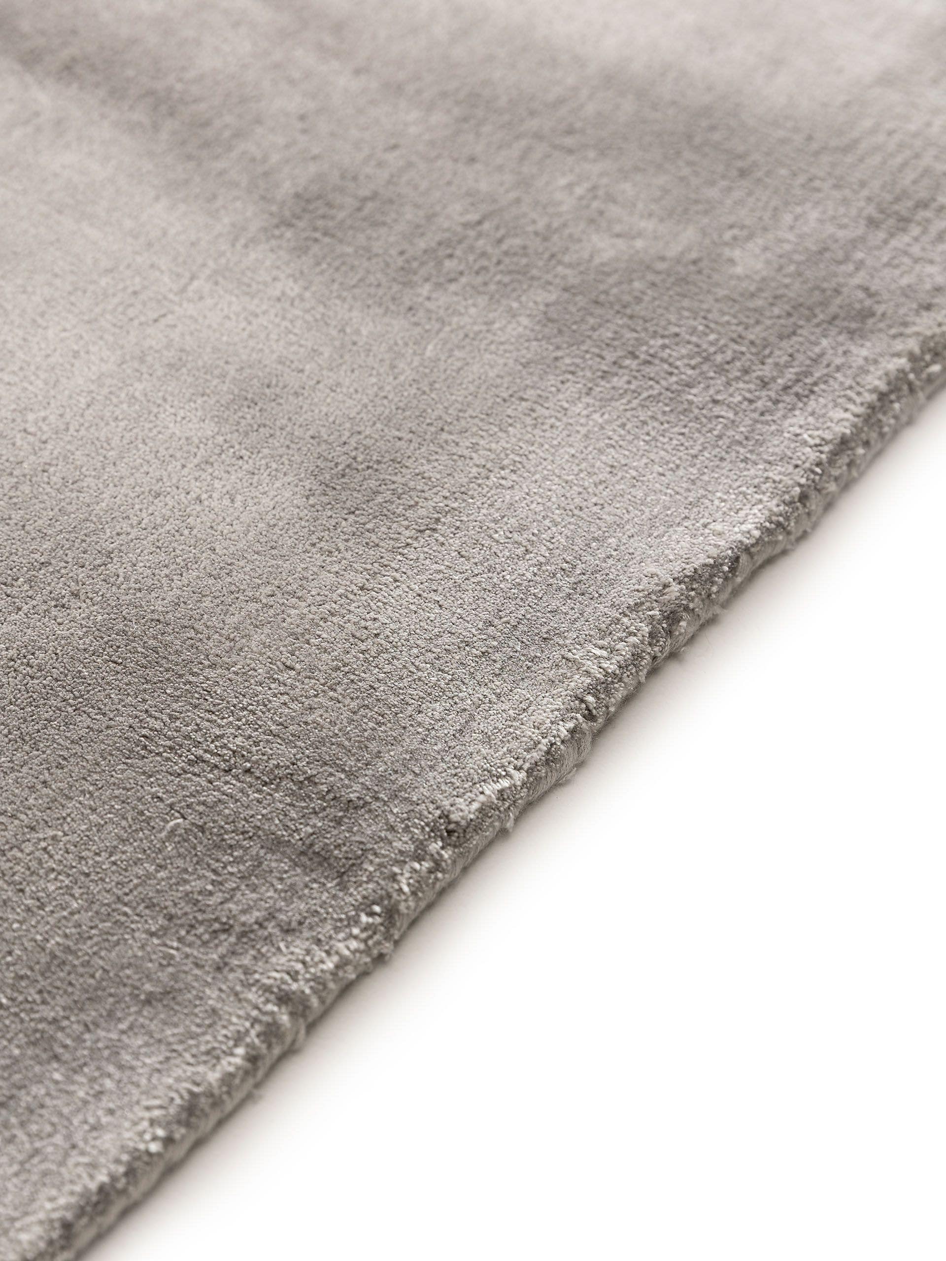 Tapijt van 100% Viscose in Grijs met een 6 - 10 mm hoge pool van benuta Pure