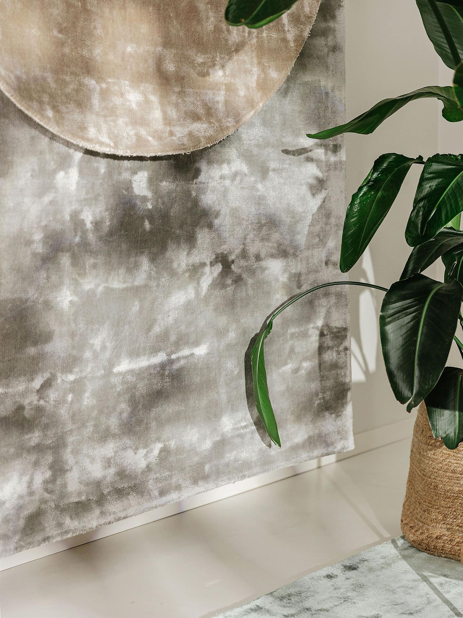 Teppich aus 100% Viskose in Grau mit 6 bis 10 mm hohem Flor von benuta Pure