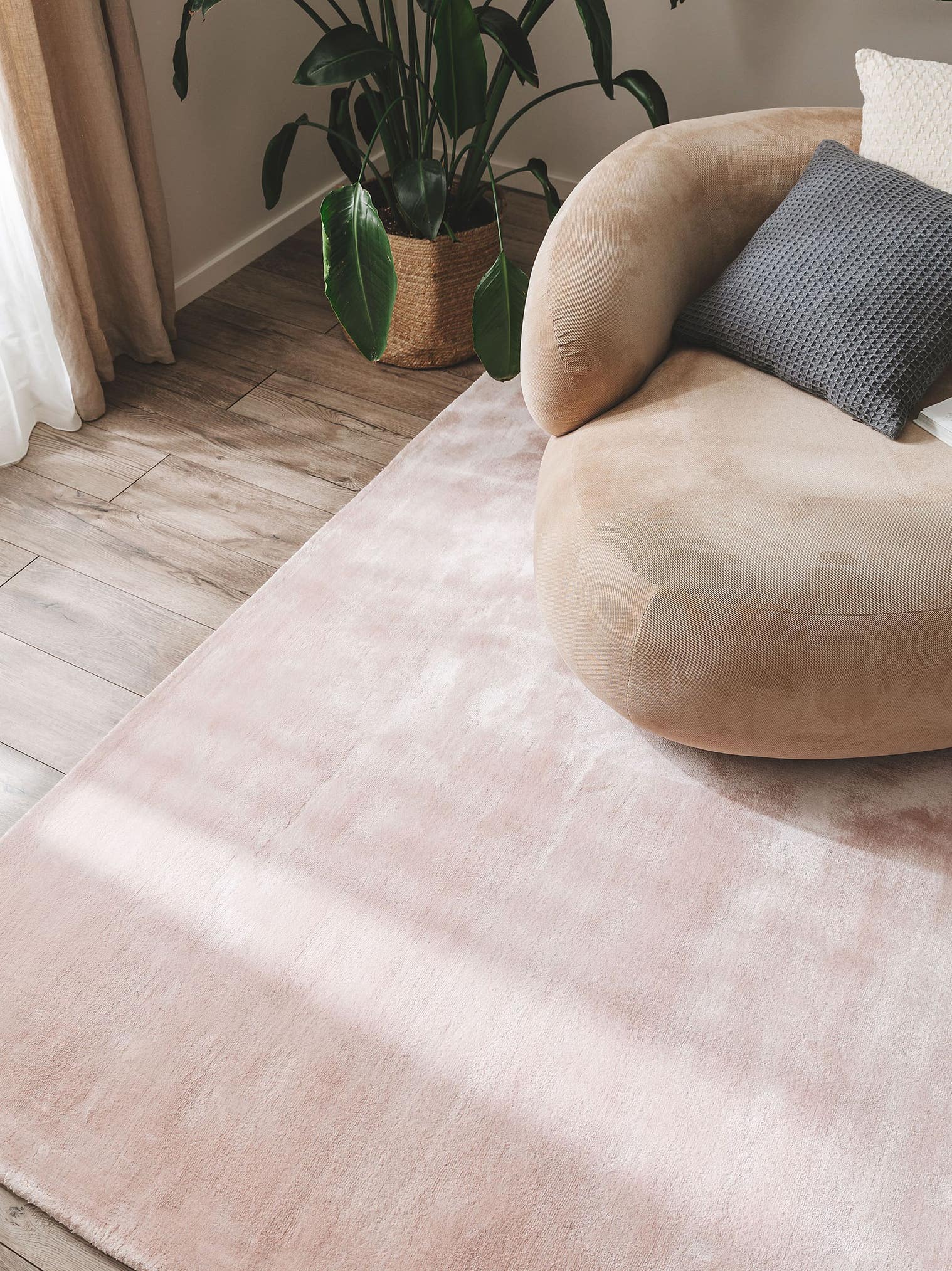 Rug made of 100% Viscose in Pink with a 6 - 10 mm high pile by benuta Pure