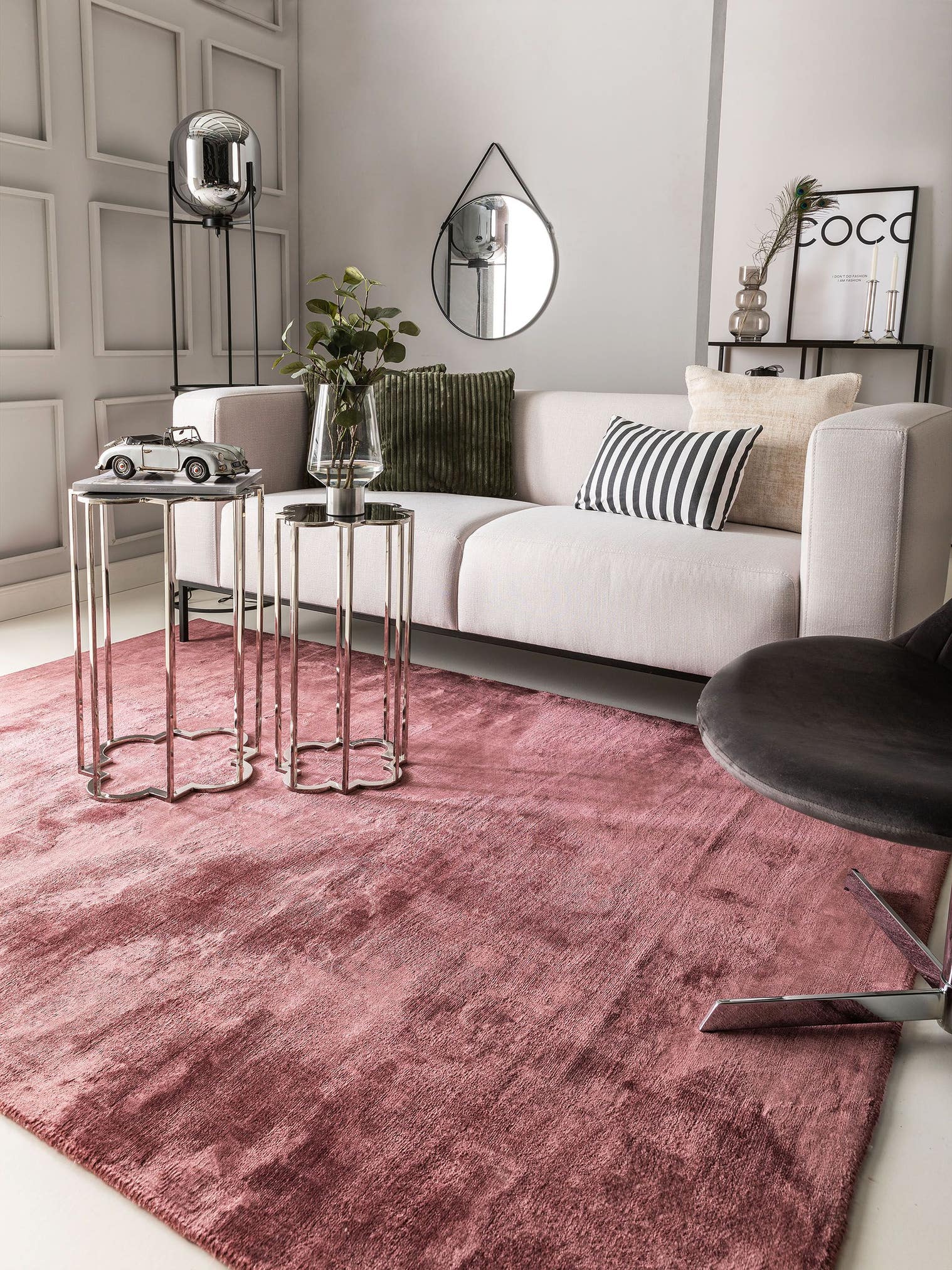 Teppich aus 100% Viskose in Lila mit 6 bis 10 mm hohem Flor von benuta Pure