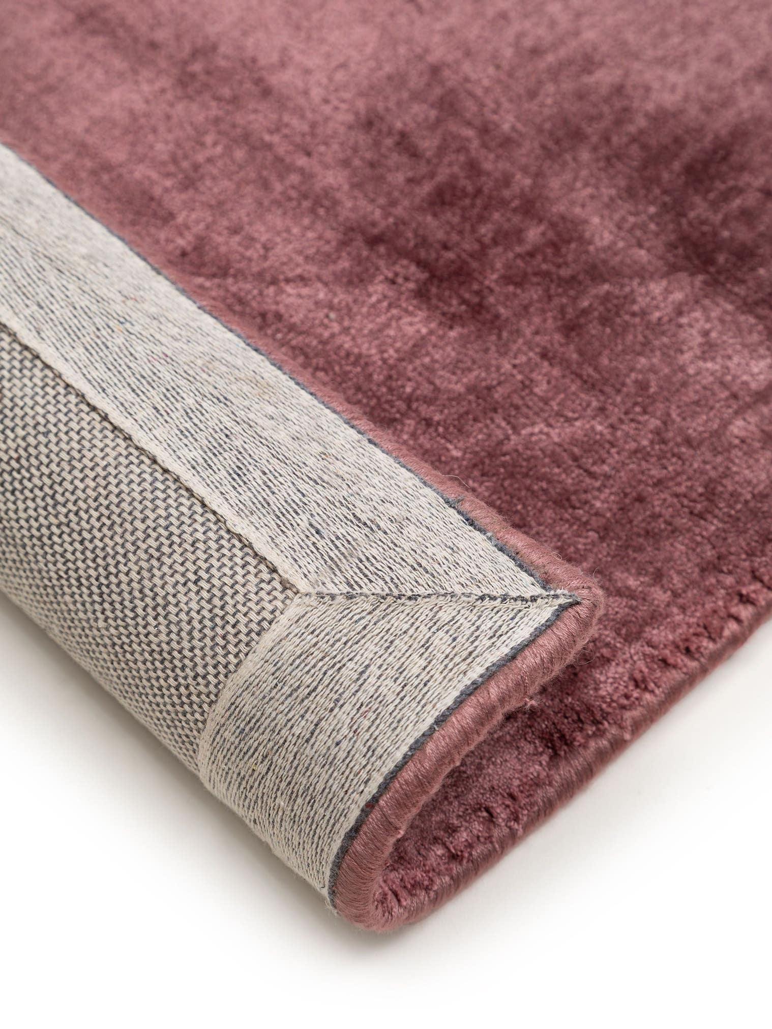 Teppich aus 100% Viskose in Lila mit 6 bis 10 mm hohem Flor von benuta Pure