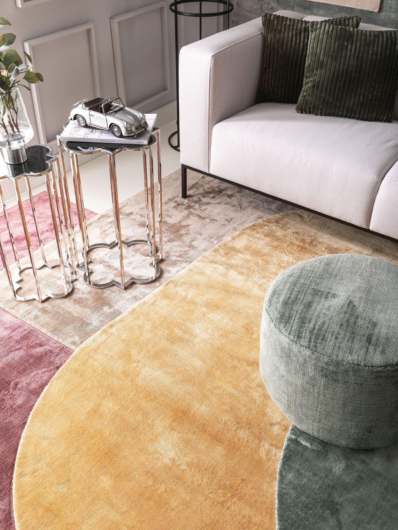 Teppich aus 100% Viskose in Lila mit 6 bis 10 mm hohem Flor von benuta Pure