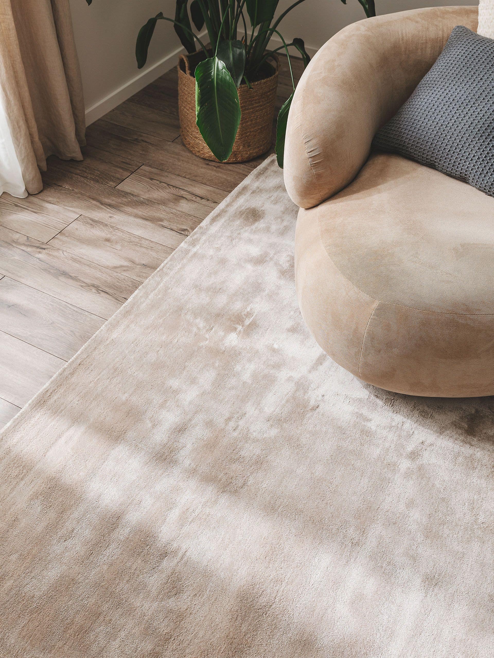 Rug made of 100% Viscose in Taupe with a 6 - 10 mm high pile by benuta Pure