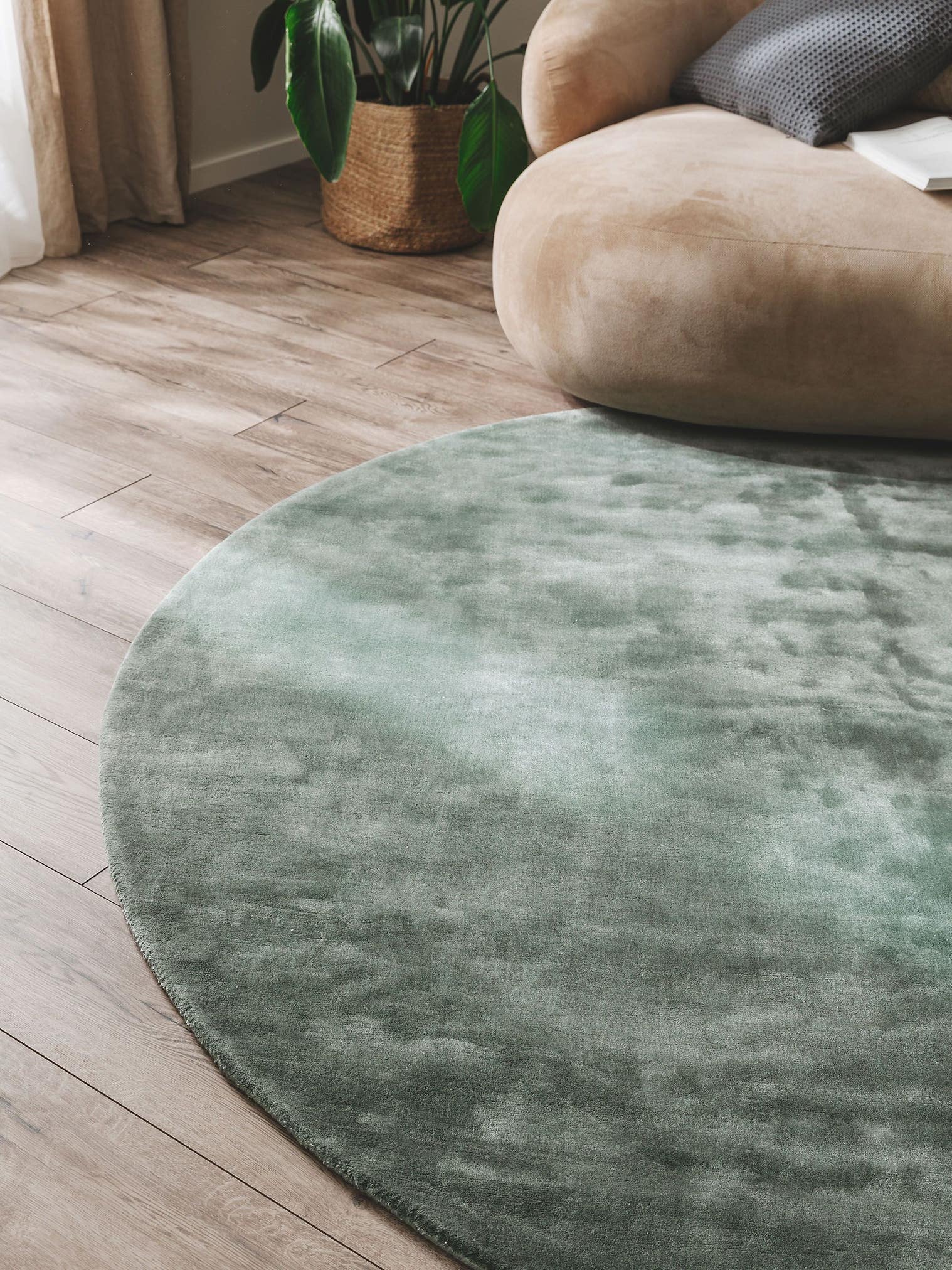 Tapete de 100% viscose em Verde com pelo de 6 a 10 mm de altura da benuta Pure