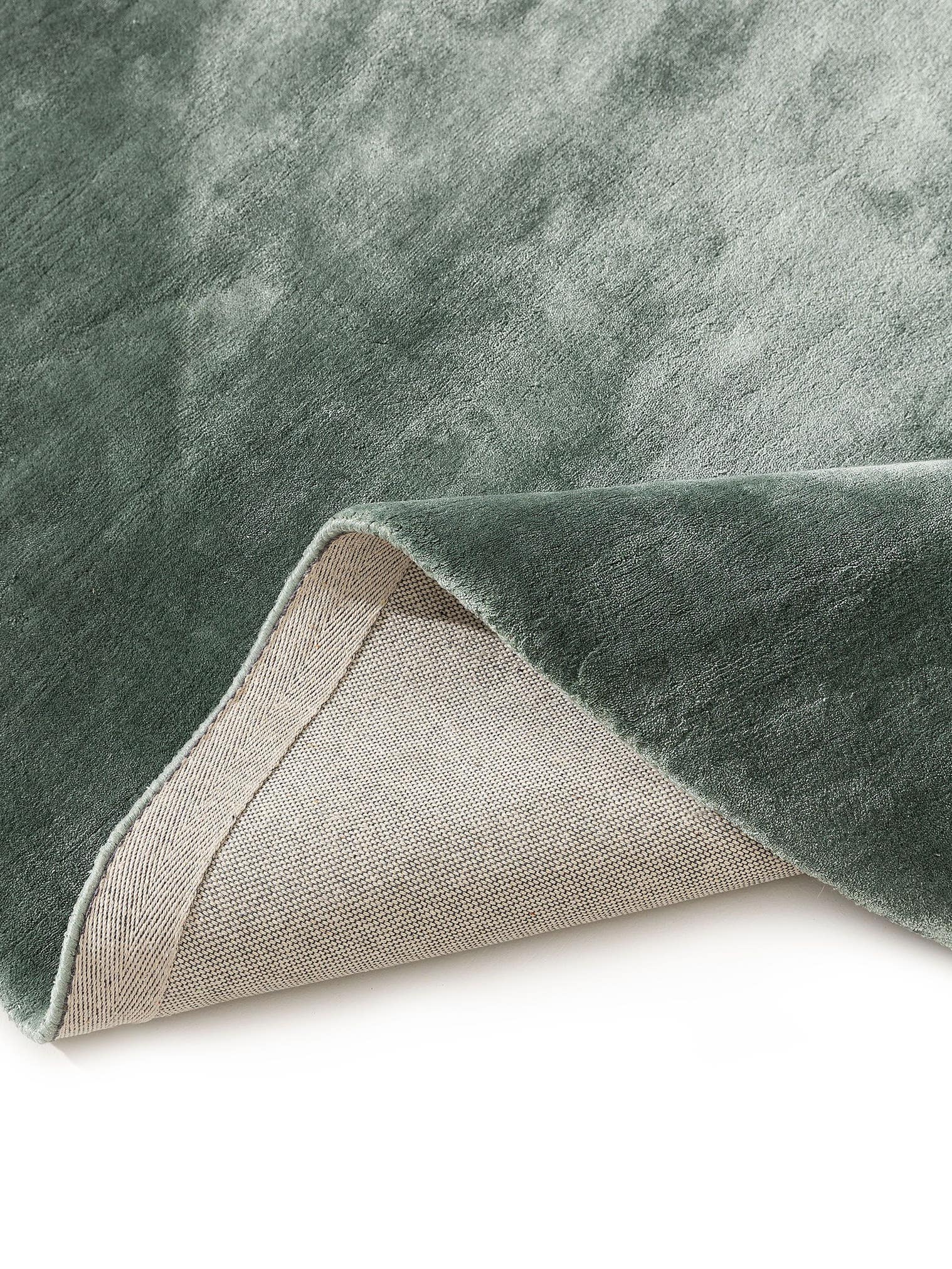 Tapete de 100% viscose em Verde com pelo de 6 a 10 mm de altura da benuta Pure