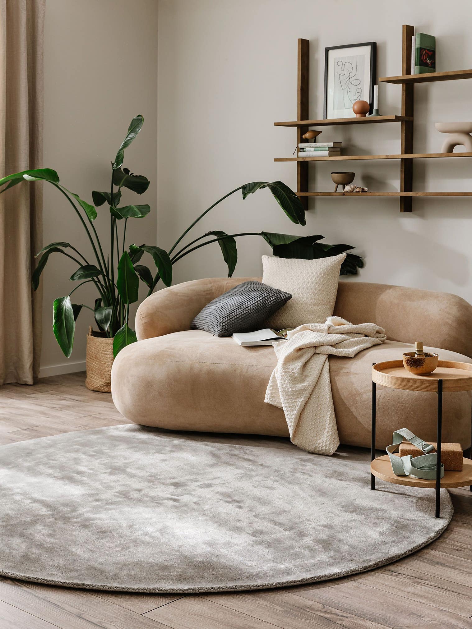Tapijt van 100% Viscose in Grijs met een 6 - 10 mm hoge pool van benuta Pure