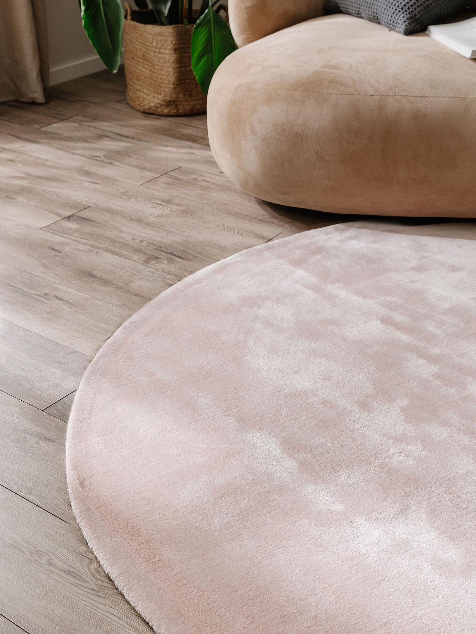 Teppich aus 100% Viskose in Rosa mit 6 bis 10 mm hohem Flor von benuta Pure