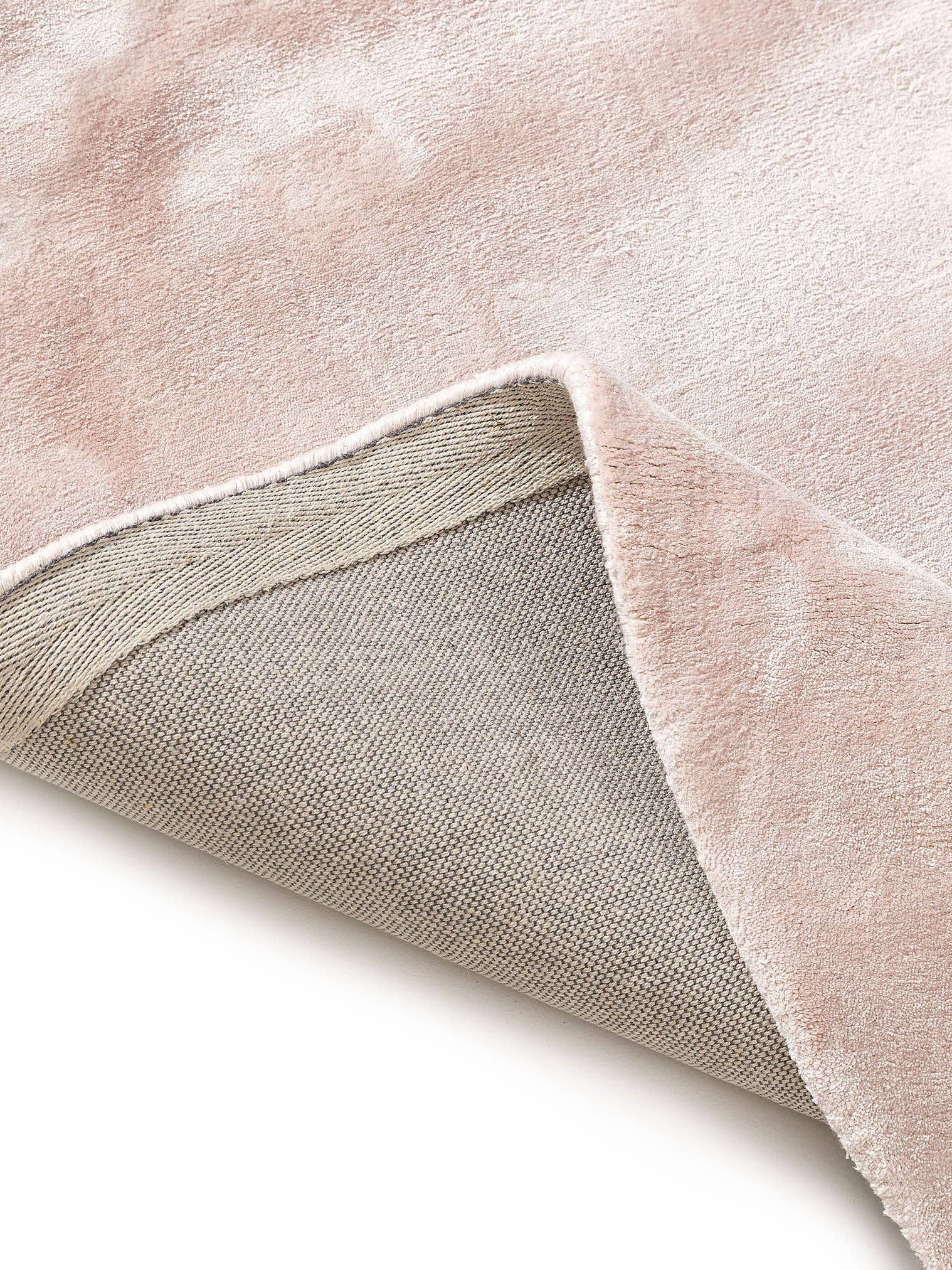 Teppich aus 100% Viskose in Rosa mit 6 bis 10 mm hohem Flor von benuta Pure