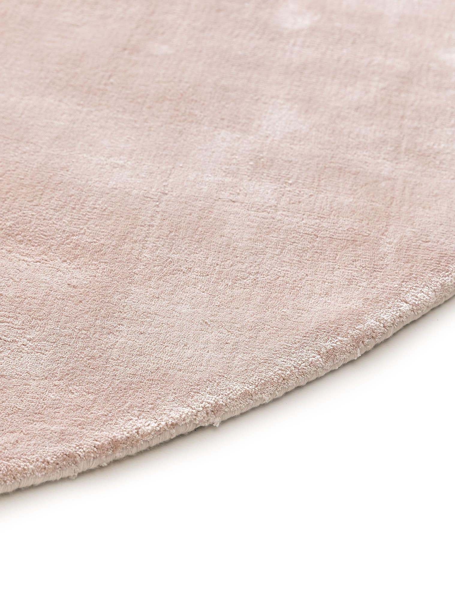 Teppich aus 100% Viskose in Rosa mit 6 bis 10 mm hohem Flor von benuta Pure