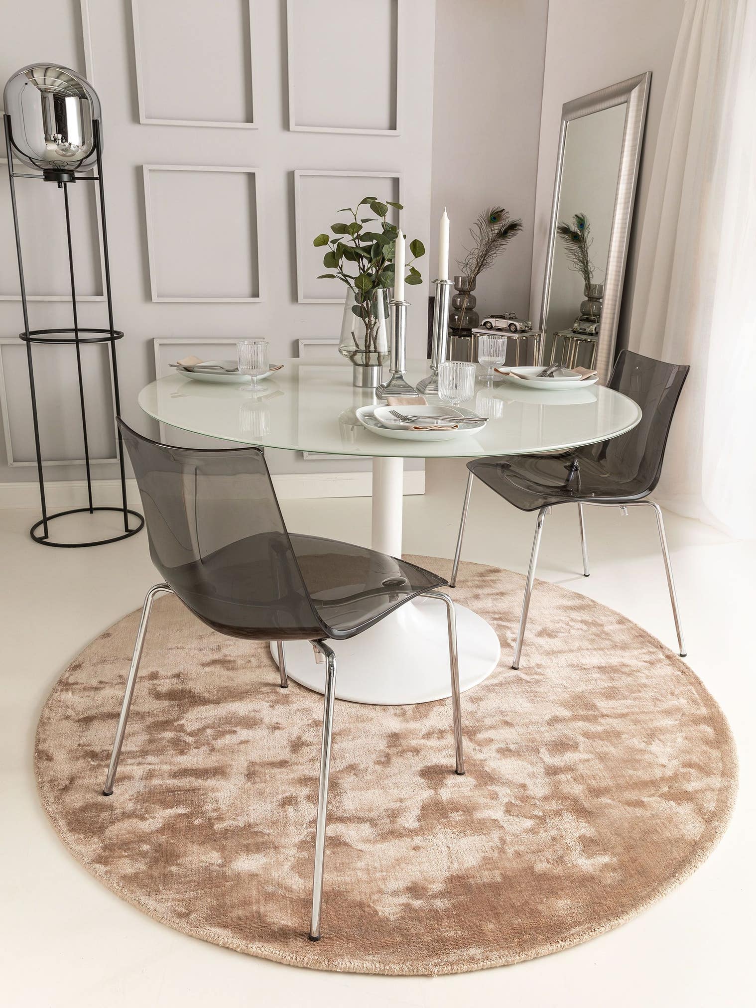 Teppich aus 100% Viskose in Taupe mit 6 bis 10 mm hohem Flor von benuta Pure