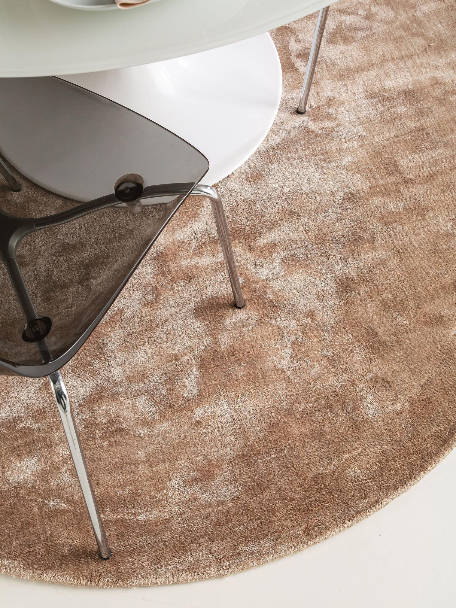 Teppich aus 100% Viskose in Taupe mit 6 bis 10 mm hohem Flor von benuta Pure