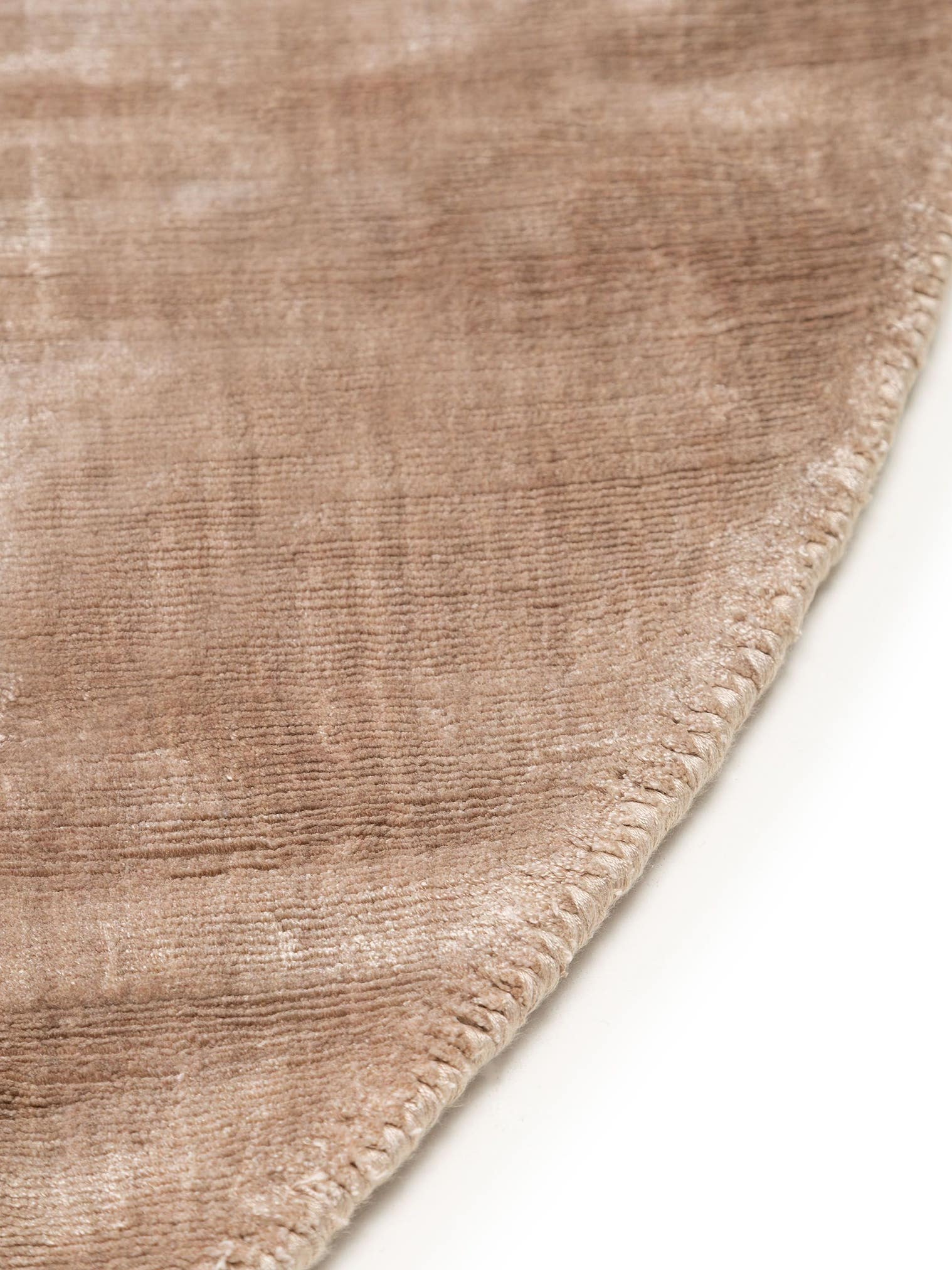 Teppich aus 100% Viskose in Taupe mit 6 bis 10 mm hohem Flor von benuta Pure