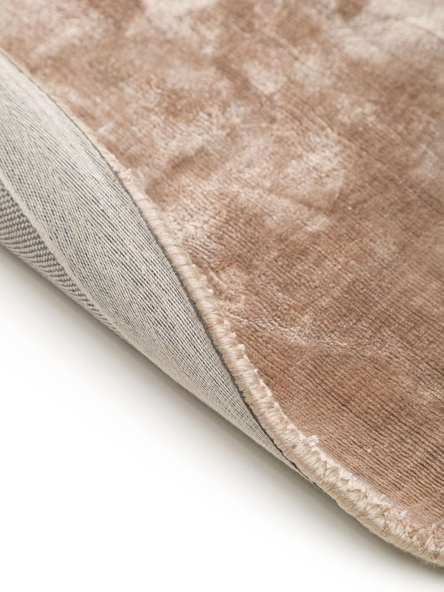 Teppich aus 100% Viskose in Taupe mit 6 bis 10 mm hohem Flor von benuta Pure