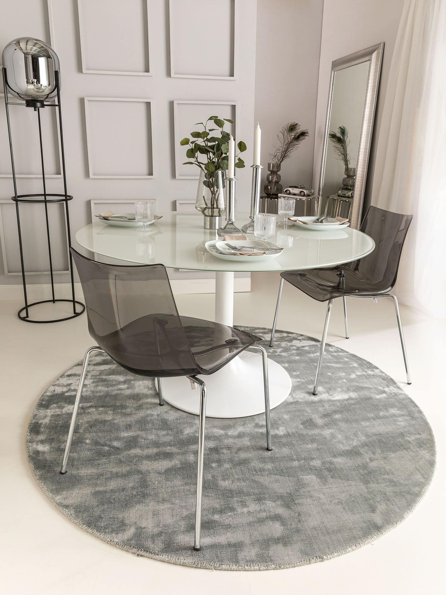 Teppich aus 100% Viskose in Grau mit 6 bis 10 mm hohem Flor von benuta Pure