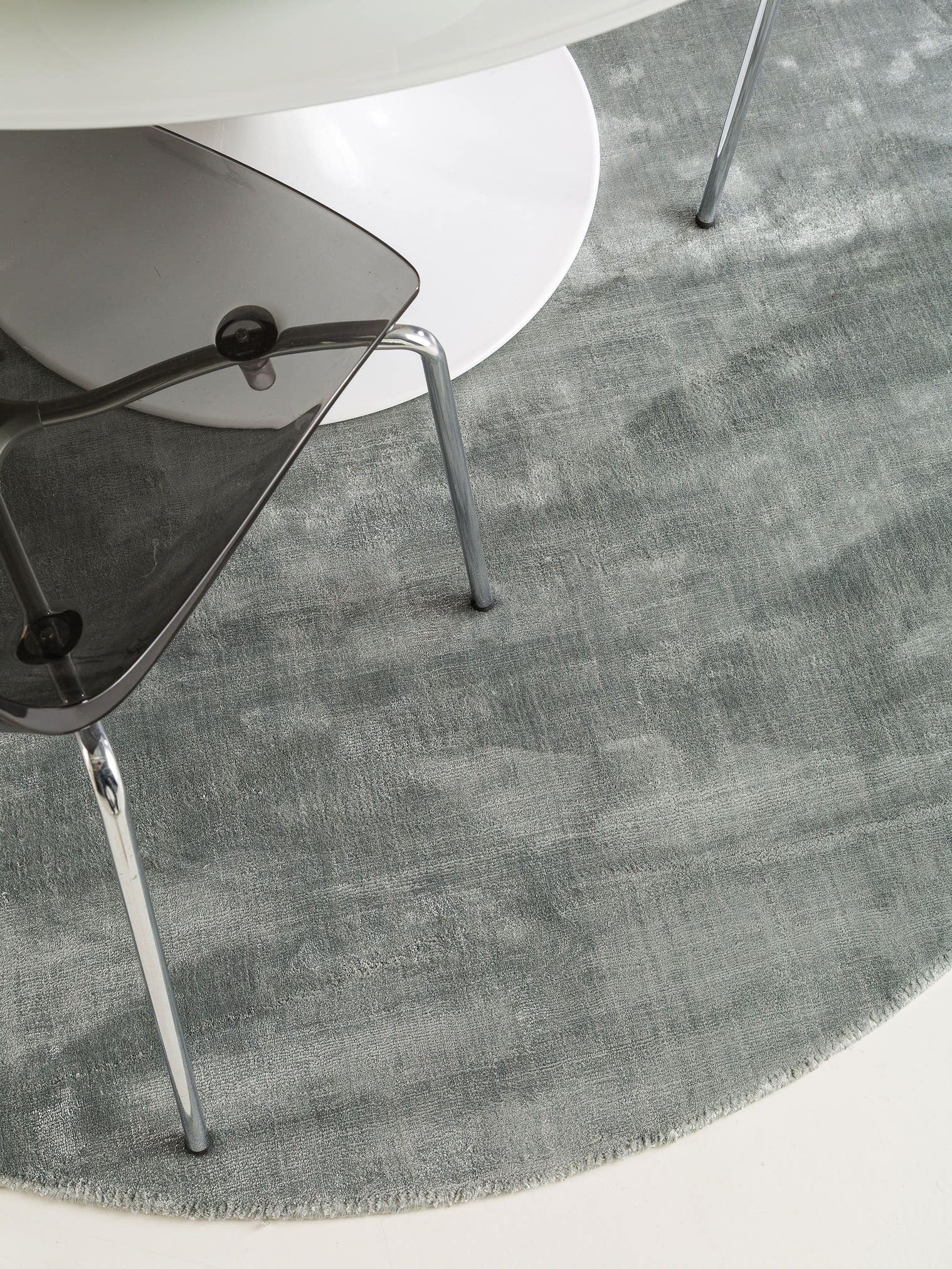Teppich aus 100% Viskose in Grau mit 6 bis 10 mm hohem Flor von benuta Pure