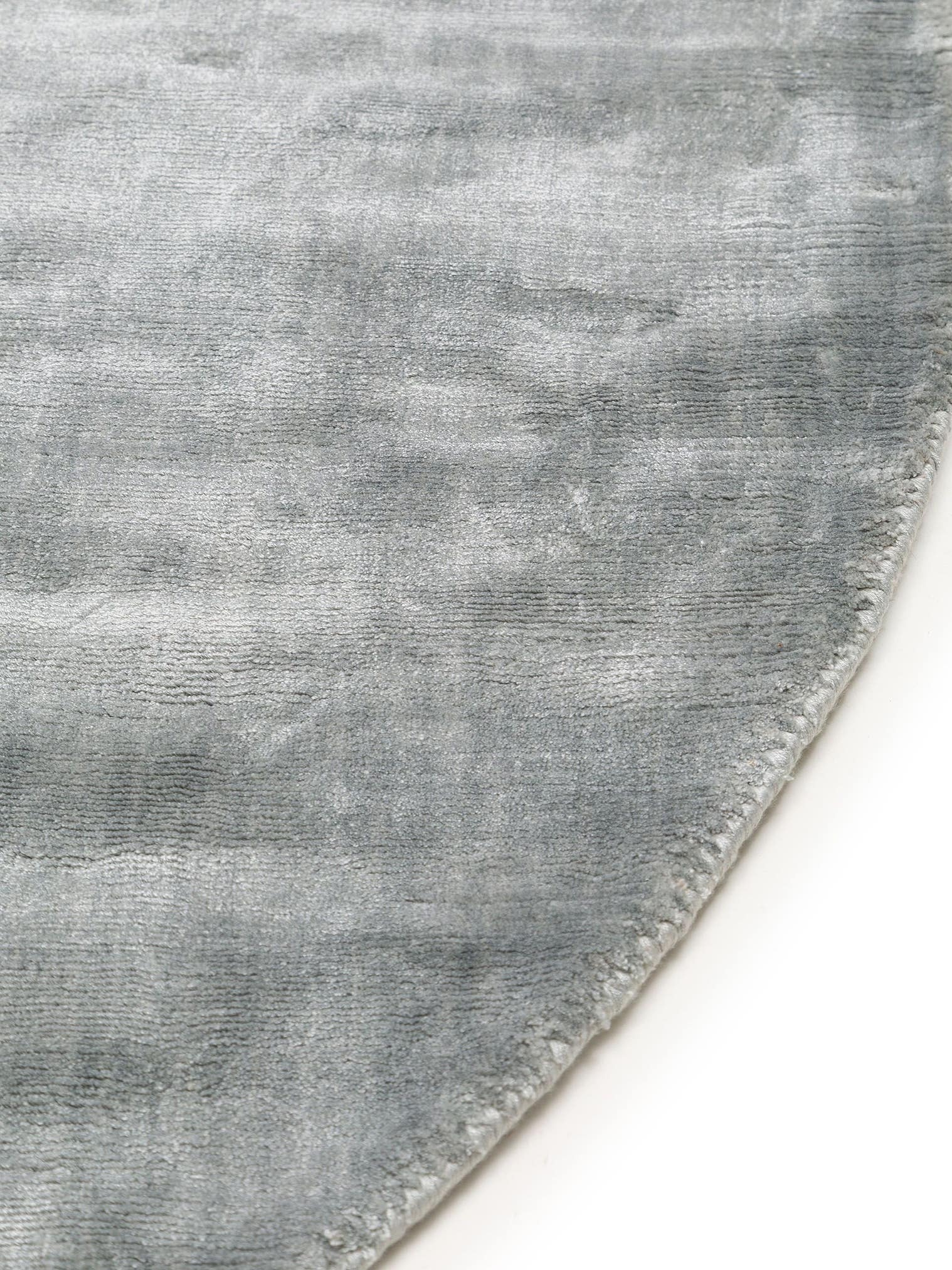 Teppich aus 100% Viskose in Grau mit 6 bis 10 mm hohem Flor von benuta Pure