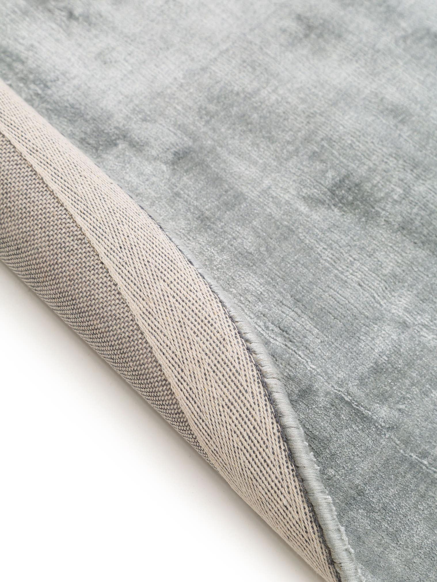 Teppich aus 100% Viskose in Grau mit 6 bis 10 mm hohem Flor von benuta Pure