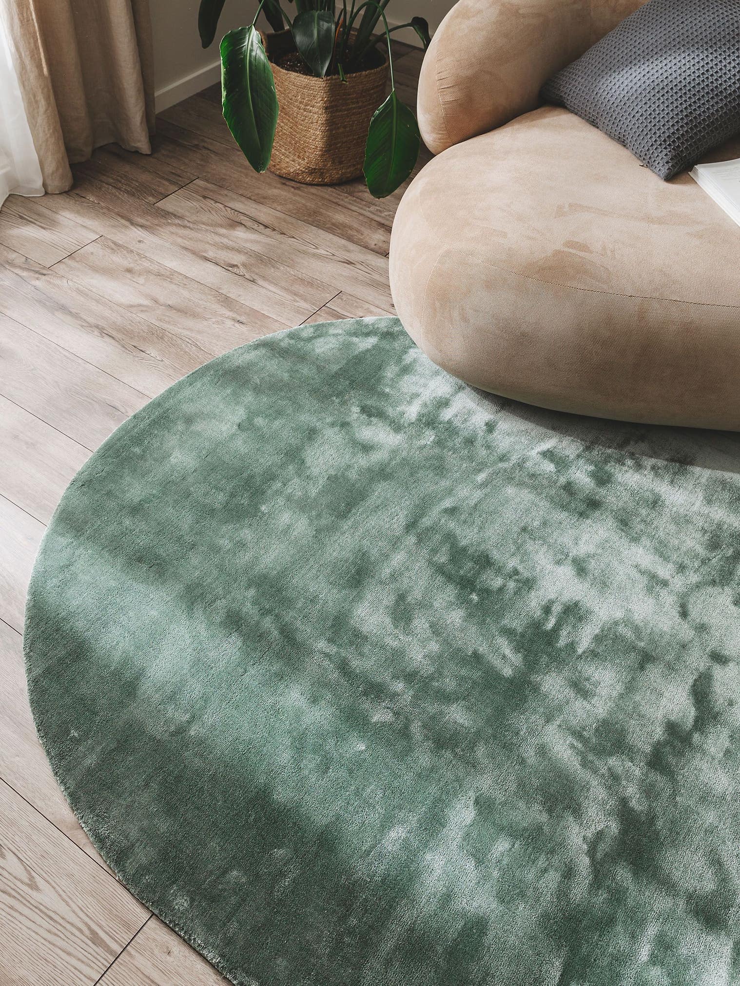 Teppich aus 100% Viskose in Grün mit 6 bis 10 mm hohem Flor von benuta Pure