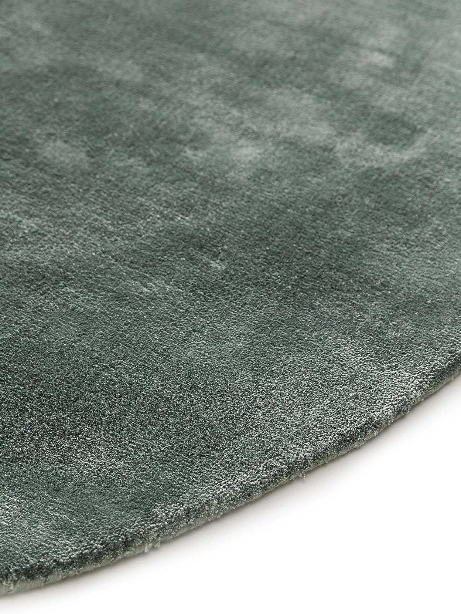 Teppich aus 100% Viskose in Grün mit 6 bis 10 mm hohem Flor von benuta Pure