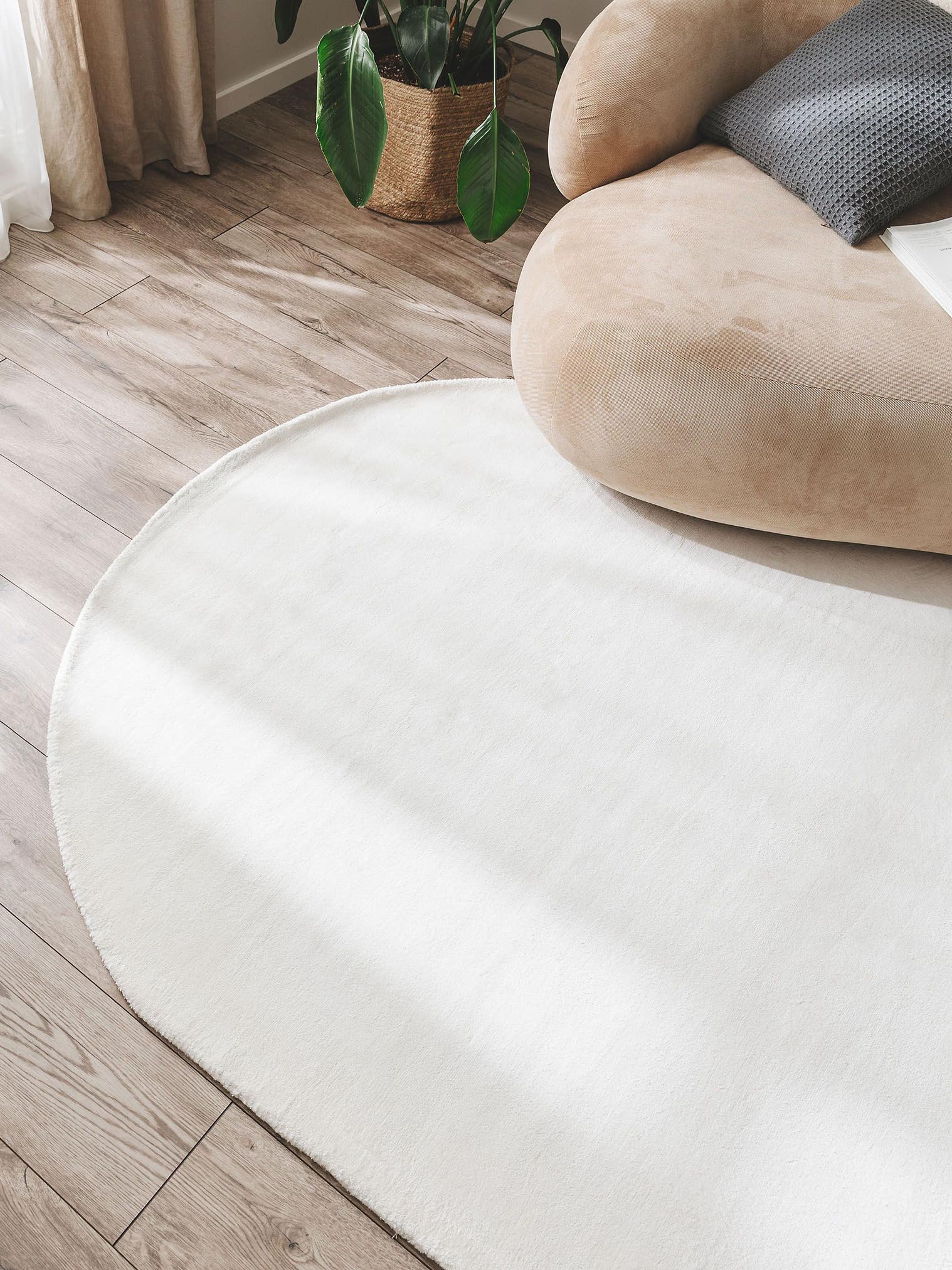 Tapis en 100% Viscose en Gris avec une pile de 6 - 10 mm de hauteur de benuta Pure