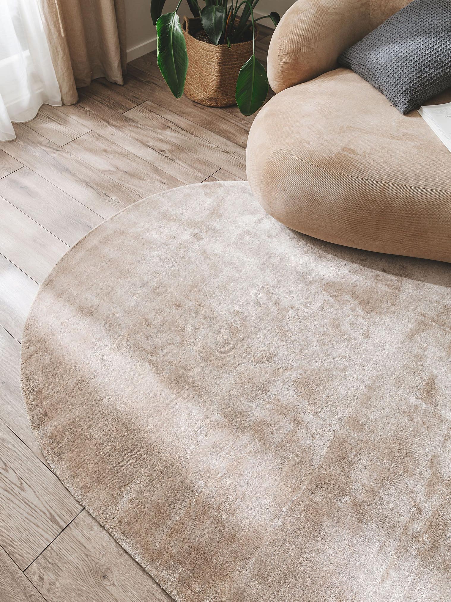Teppich aus 100% Viskose in Taupe mit 6 bis 10 mm hohem Flor von benuta Pure