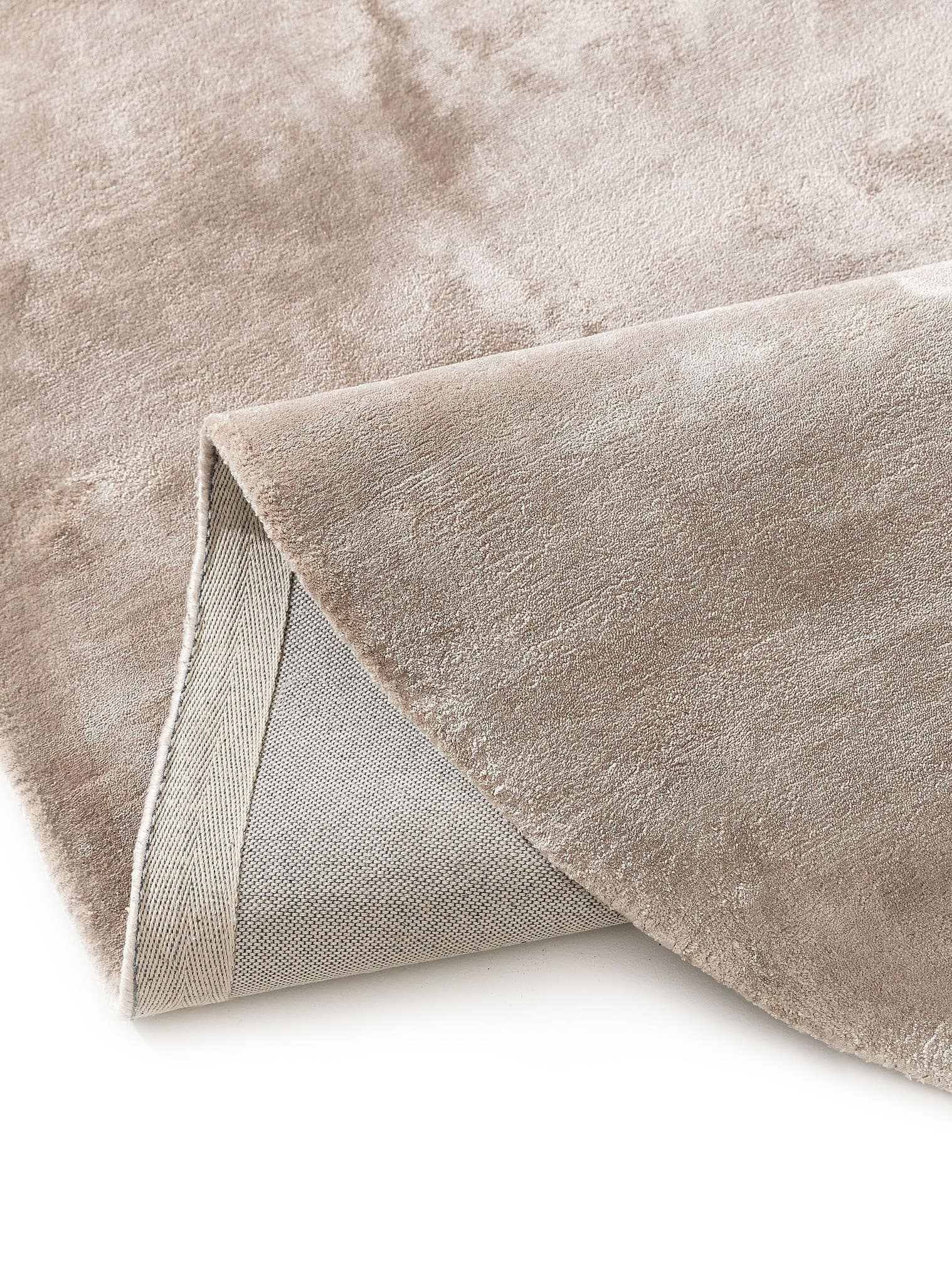 Teppich aus 100% Viskose in Taupe mit 6 bis 10 mm hohem Flor von benuta Pure