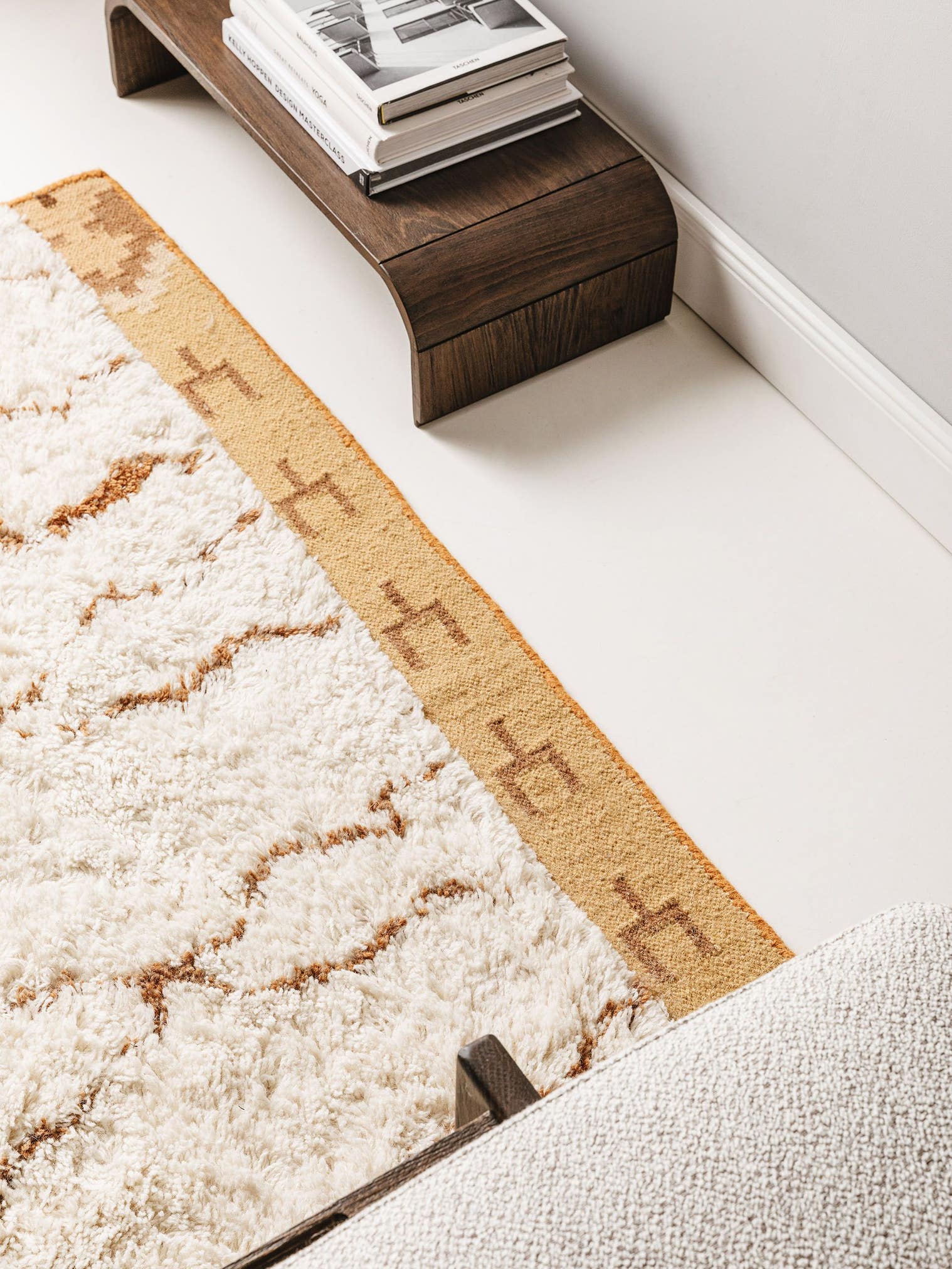 Tapijt van 100% Wol in Grijs met een 21 - 30 mm hoge pool van benuta Pure