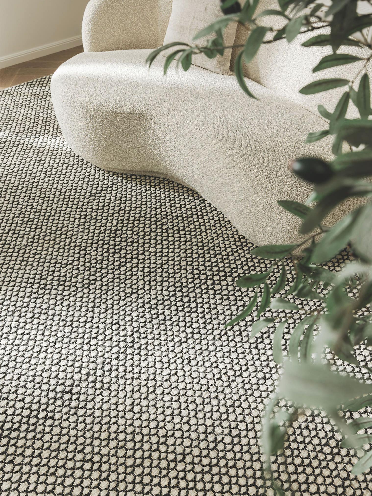 Teppich aus 80% Wolle, 20% Baumwolle in Beige mit 21 bis 30 mm hohem Flor von benuta Finest