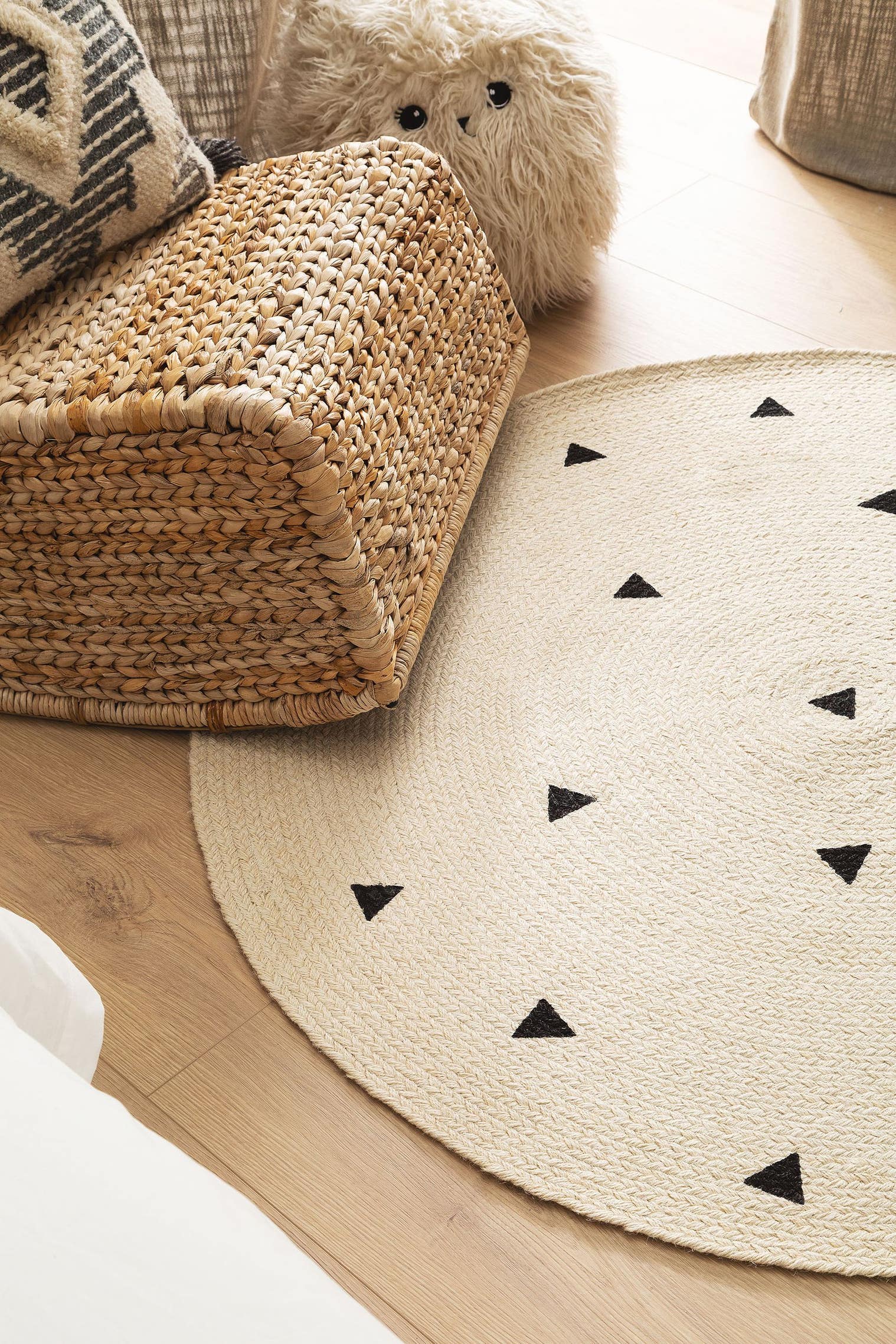 Rug made of 100% Jute in Beige with a 1- 5 mm high pile by Lytte
