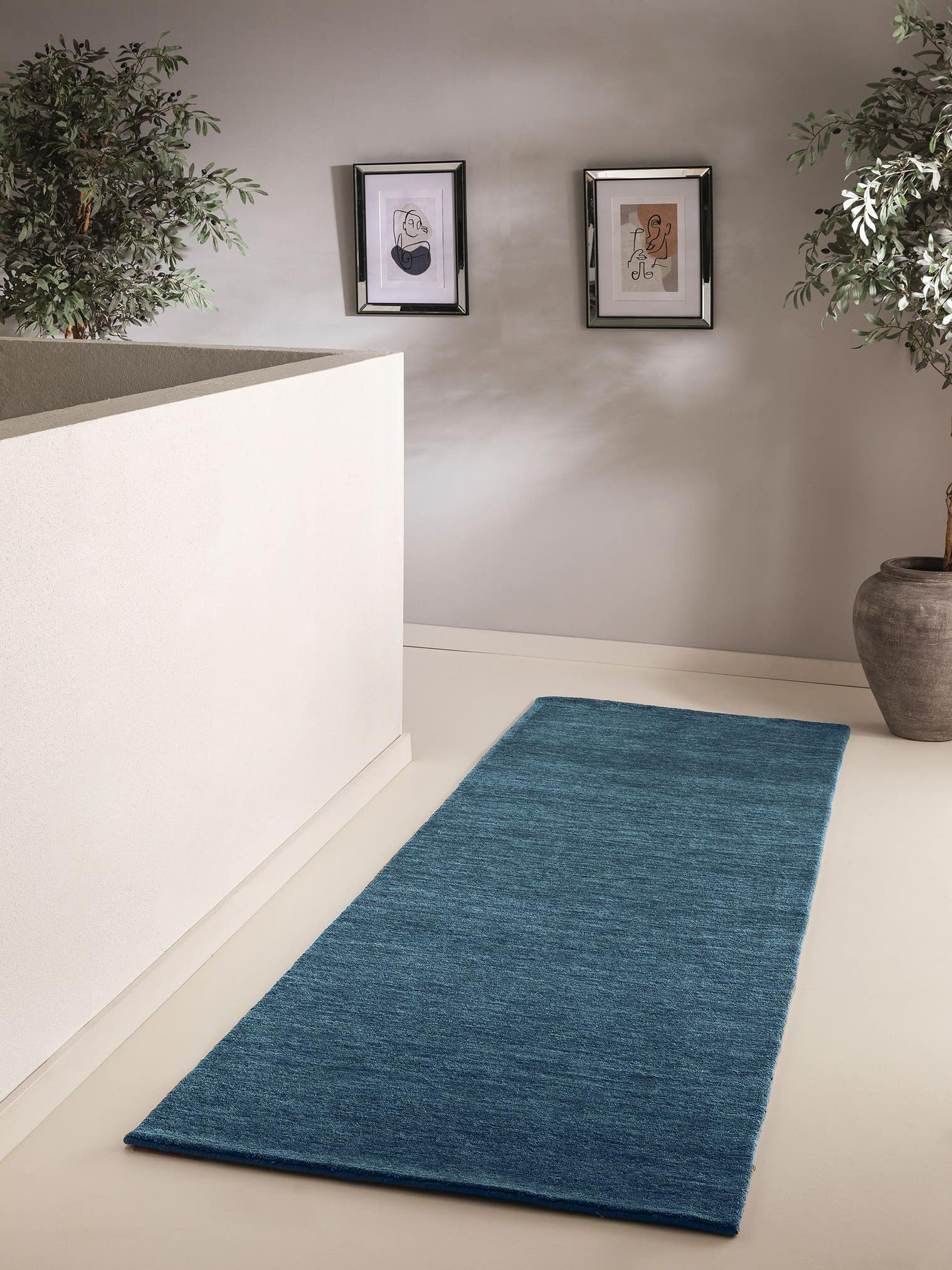 Teppich aus 100% Wolle in Blau mit 6 bis 10 mm hohem Flor von benuta Nest